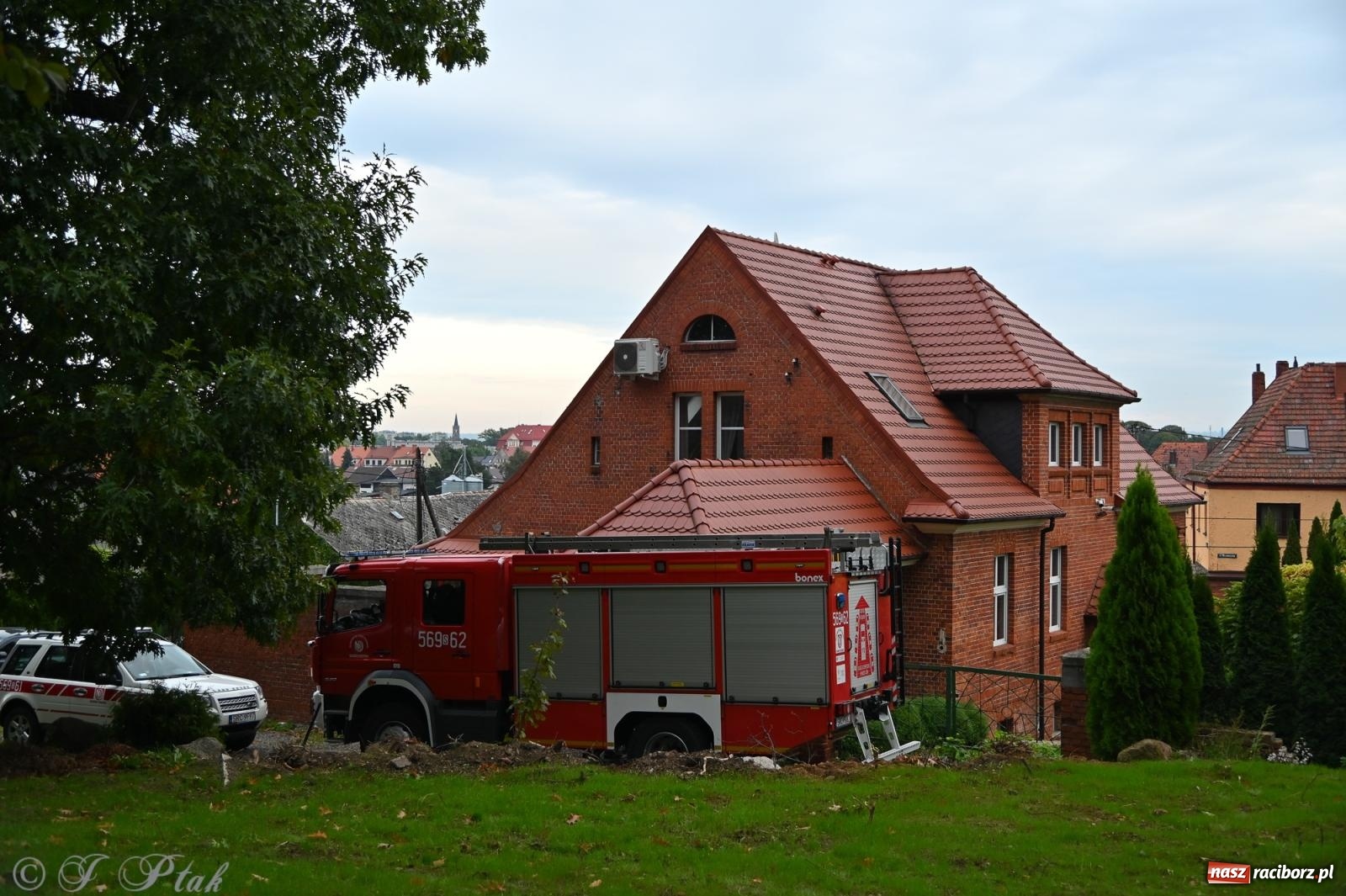 Zdjęcie w galerii na portalu naszraciborz.pl: Muzyka na wzgórzu i zwiedzanie kaplicy – koncert, który obudził ciszę cmentarza ewangelickiego w Raciborzu wiadomości z regionu