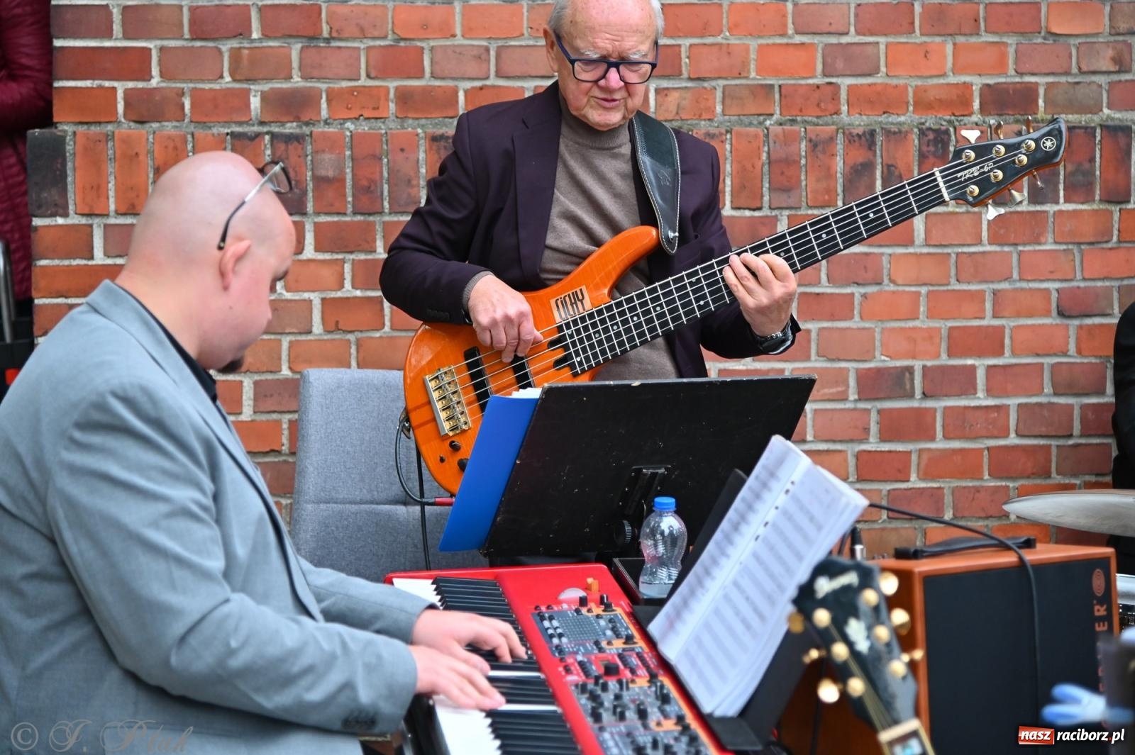 Zdjęcie w galerii na portalu naszraciborz.pl: Muzyka na wzgórzu i zwiedzanie kaplicy – koncert, który obudził ciszę cmentarza ewangelickiego w Raciborzu wiadomości z regionu