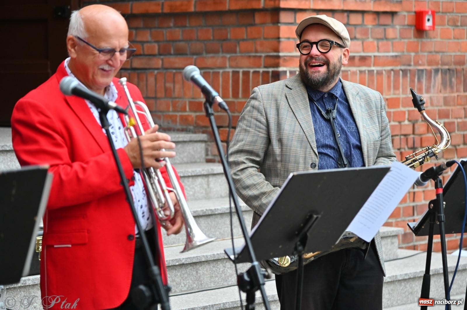 Zdjęcie w galerii na portalu naszraciborz.pl: Muzyka na wzgórzu i zwiedzanie kaplicy – koncert, który obudził ciszę cmentarza ewangelickiego w Raciborzu wiadomości z regionu