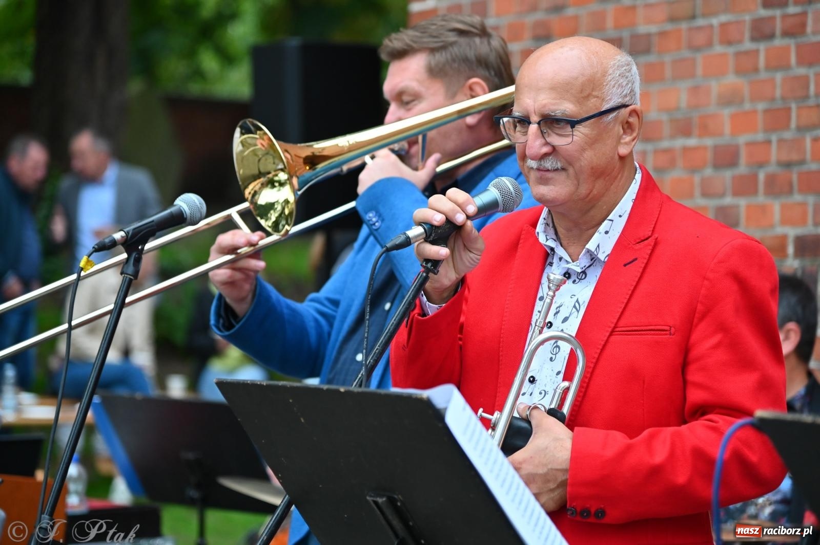 Zdjęcie w galerii na portalu naszraciborz.pl: Muzyka na wzgórzu i zwiedzanie kaplicy – koncert, który obudził ciszę cmentarza ewangelickiego w Raciborzu wiadomości z regionu