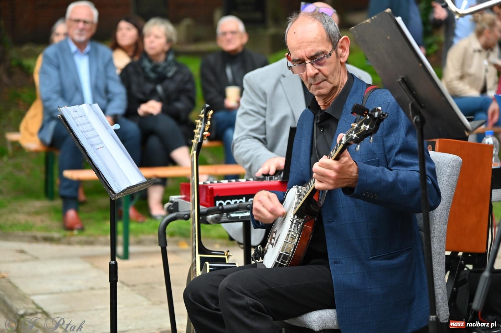 Zdjęcie w galerii na portalu naszraciborz.pl: Muzyka na wzgórzu i zwiedzanie kaplicy – koncert, który obudził ciszę cmentarza ewangelickiego w Raciborzu wiadomości z regionu