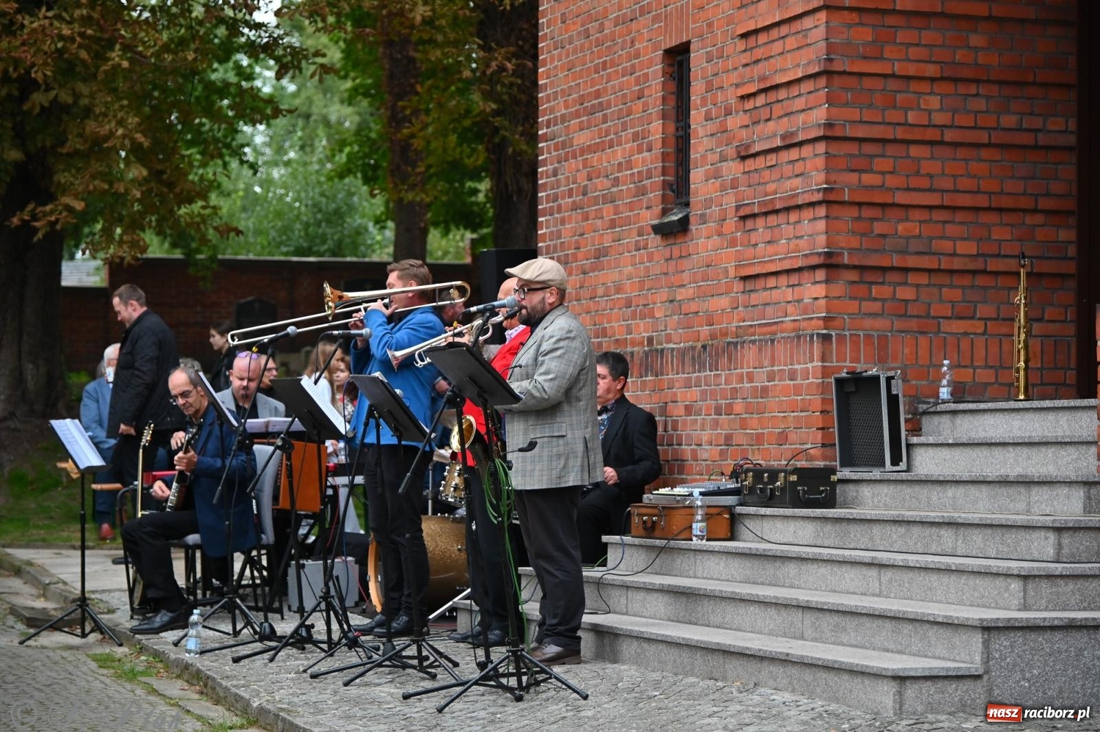 Zdjęcie w galerii na portalu naszraciborz.pl: Muzyka na wzgórzu i zwiedzanie kaplicy – koncert, który obudził ciszę cmentarza ewangelickiego w Raciborzu wiadomości z regionu