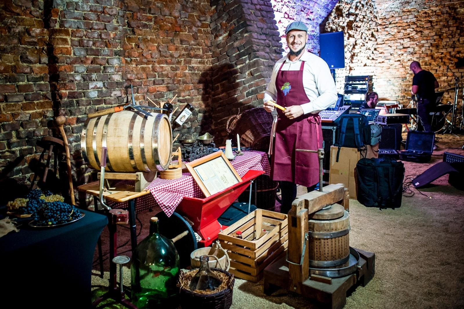Zdjęcie w galerii na portalu naszraciborz.pl: Ruiny pałacu w Sławikowie rozświetlone – I Noc Eickstedtów za nami [FOTO i WIDEO] wiadomości z regionu
