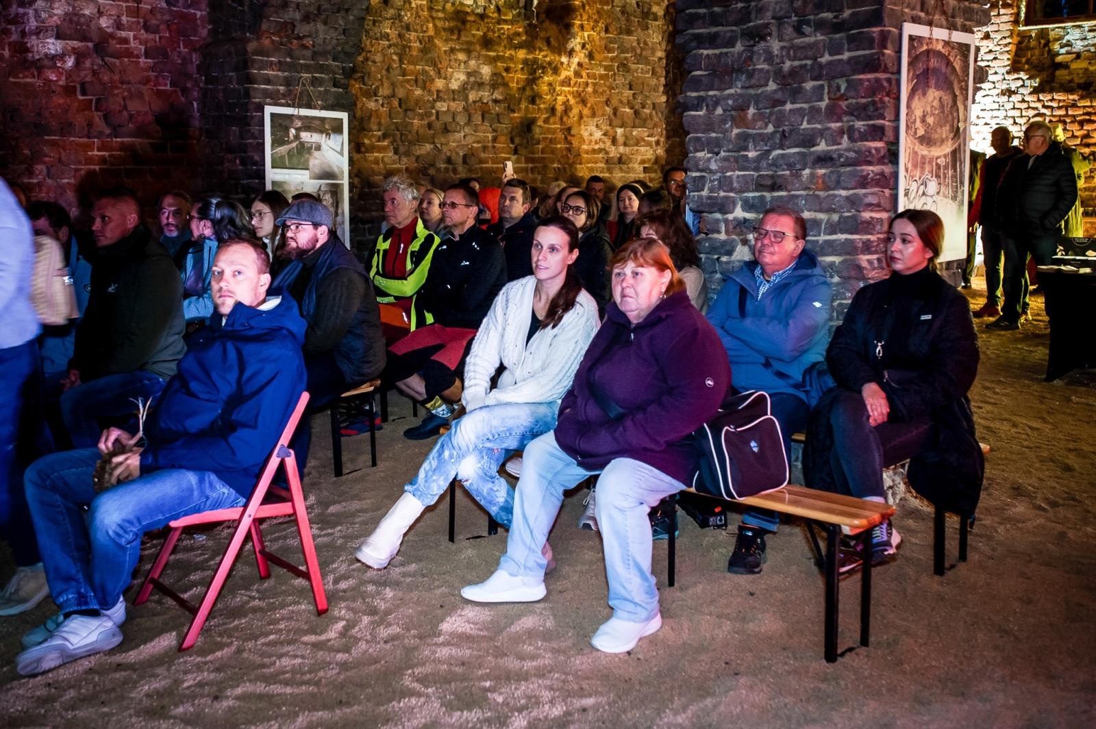 Zdjęcie w galerii na portalu naszraciborz.pl: Ruiny pałacu w Sławikowie rozświetlone – I Noc Eickstedtów za nami [FOTO i WIDEO] wiadomości z regionu