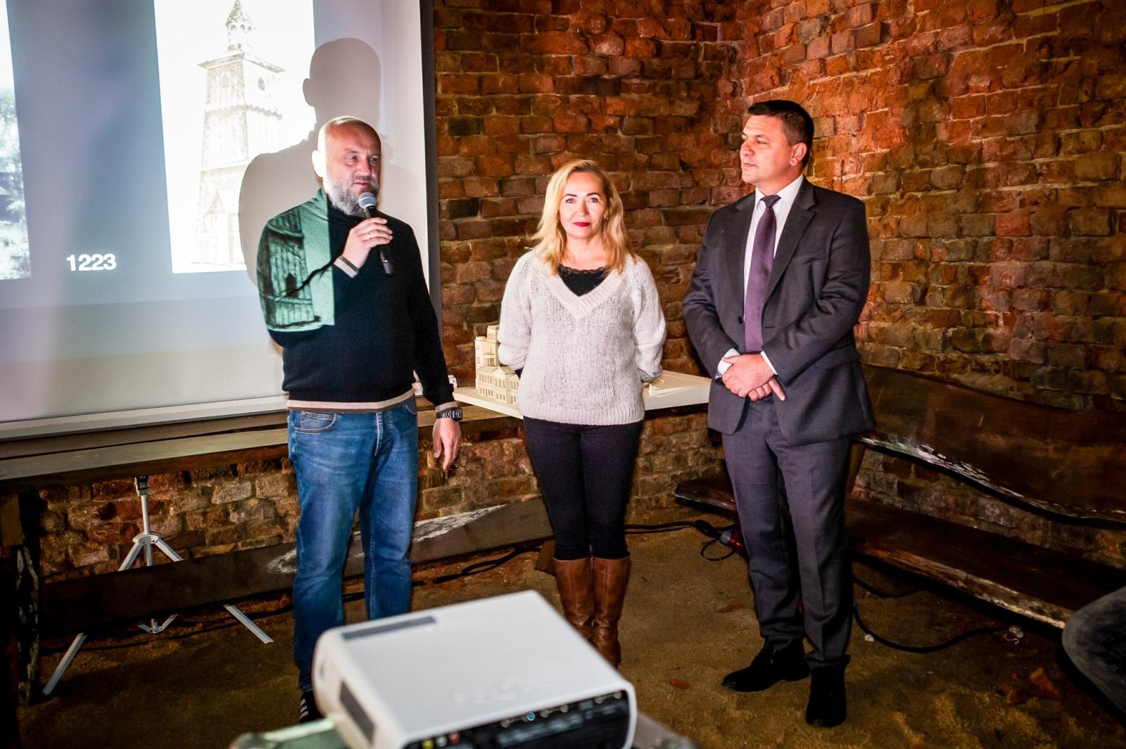 Zdjęcie w galerii na portalu naszraciborz.pl: Ruiny pałacu w Sławikowie rozświetlone – I Noc Eickstedtów za nami [FOTO i WIDEO] wiadomości z regionu