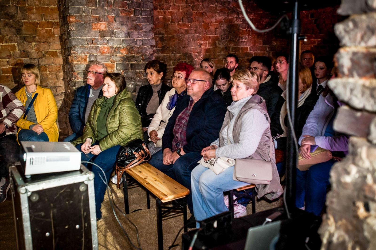 Zdjęcie w galerii na portalu naszraciborz.pl: Ruiny pałacu w Sławikowie rozświetlone – I Noc Eickstedtów za nami [FOTO i WIDEO] wiadomości z regionu