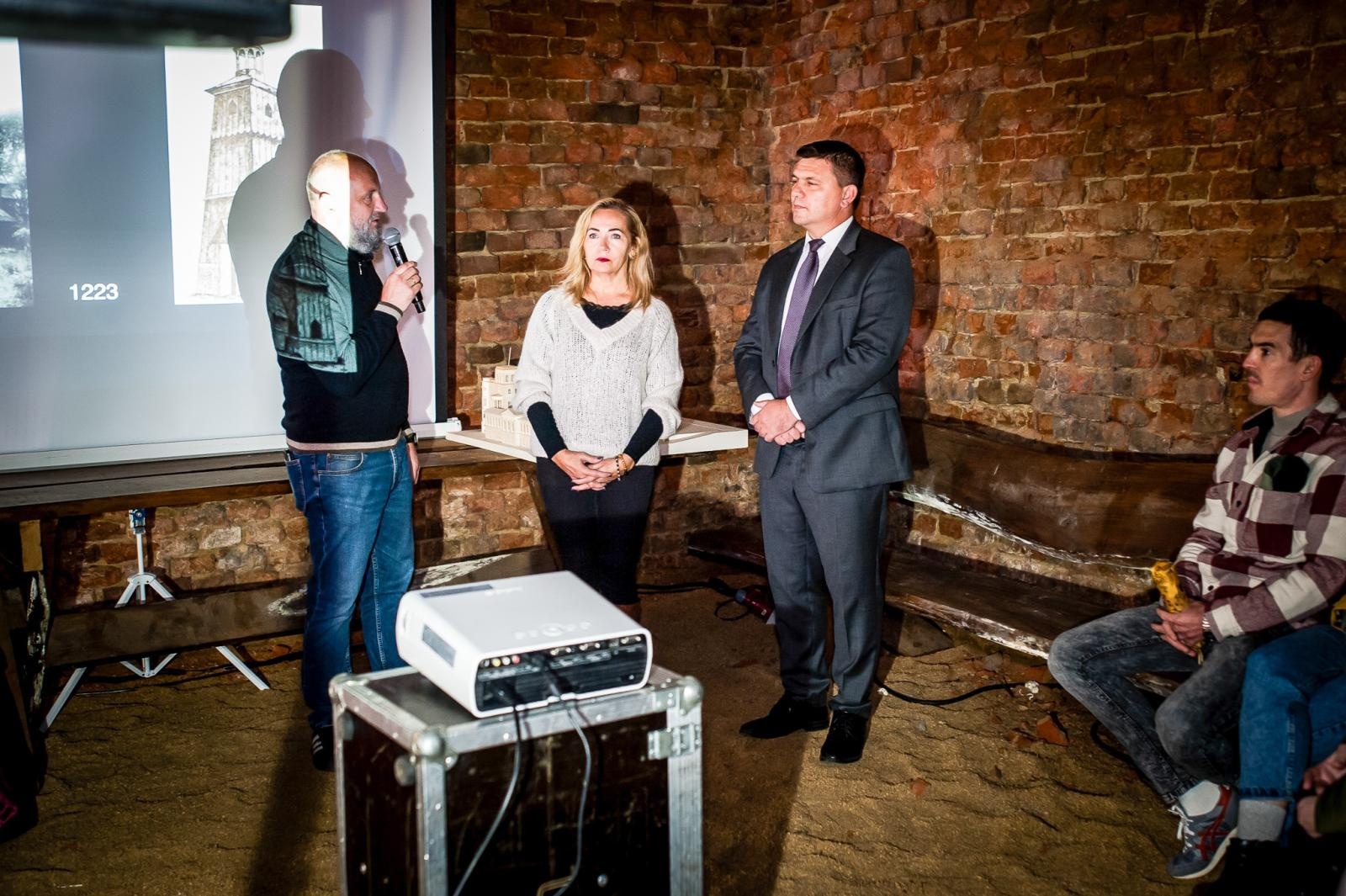 Zdjęcie w galerii na portalu naszraciborz.pl: Ruiny pałacu w Sławikowie rozświetlone – I Noc Eickstedtów za nami [FOTO i WIDEO] wiadomości z regionu