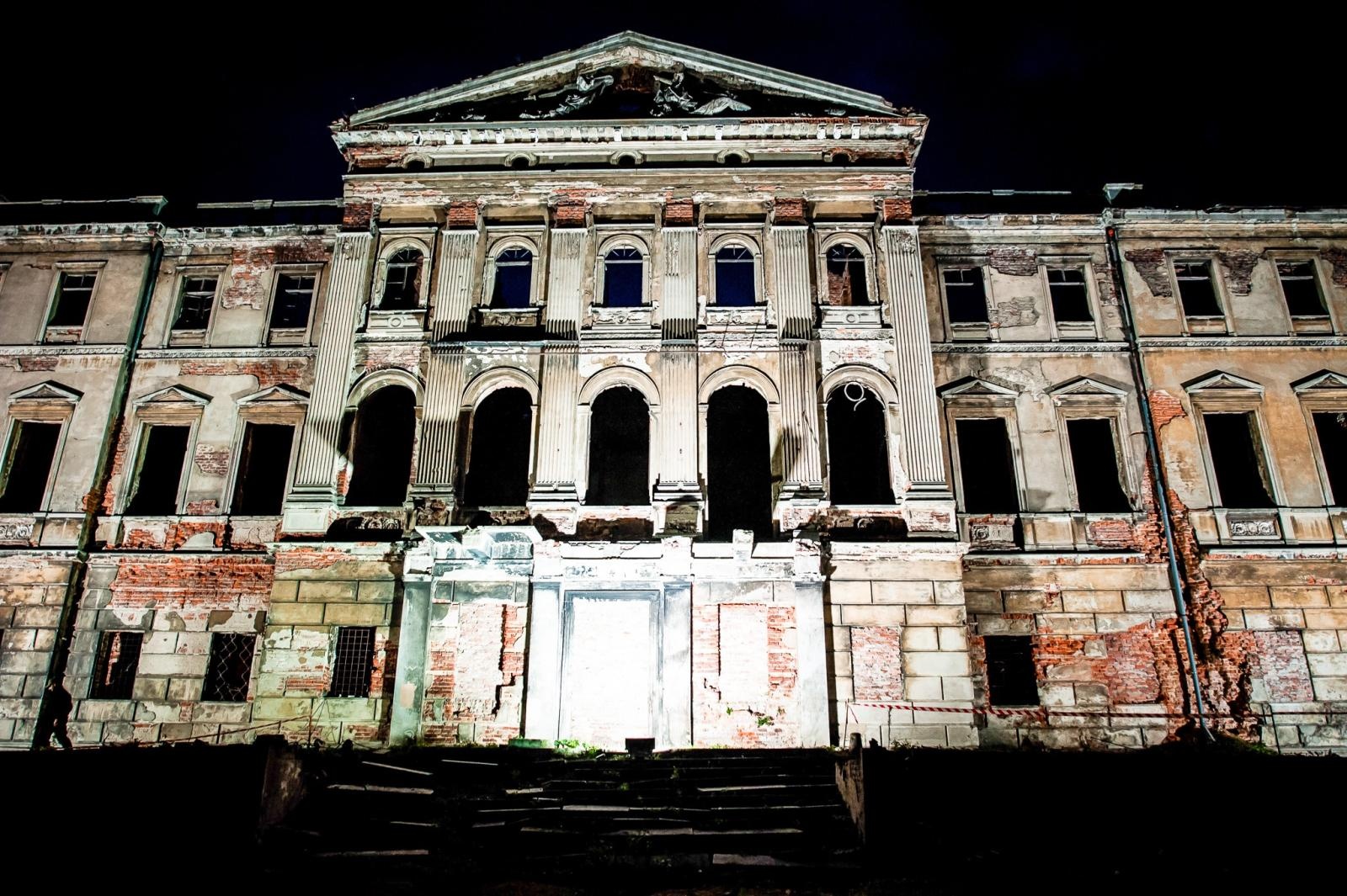 Zdjęcie w galerii na portalu naszraciborz.pl: Ruiny pałacu w Sławikowie rozświetlone – I Noc Eickstedtów za nami [FOTO i WIDEO] wiadomości z regionu