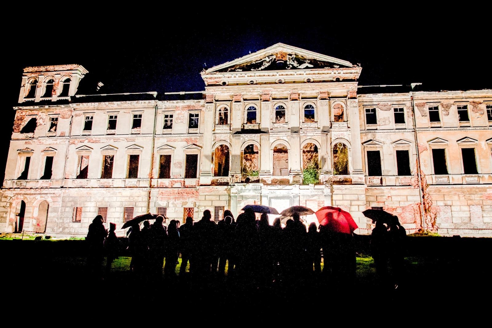 Zdjęcie w galerii na portalu naszraciborz.pl: Ruiny pałacu w Sławikowie rozświetlone – I Noc Eickstedtów za nami [FOTO i WIDEO] wiadomości z regionu