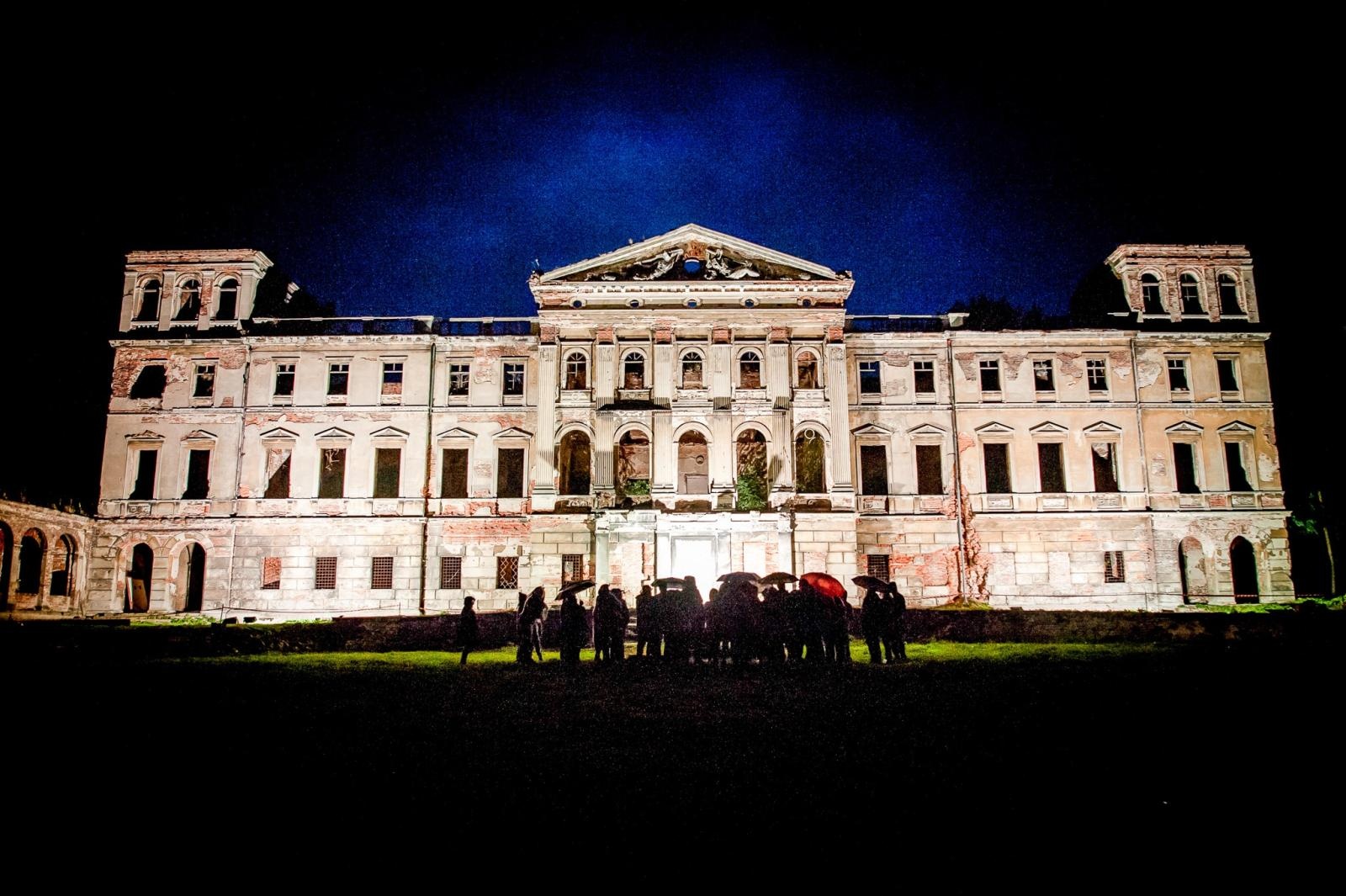 Zdjęcie w galerii na portalu naszraciborz.pl: Ruiny pałacu w Sławikowie rozświetlone – I Noc Eickstedtów za nami [FOTO i WIDEO] wiadomości z regionu