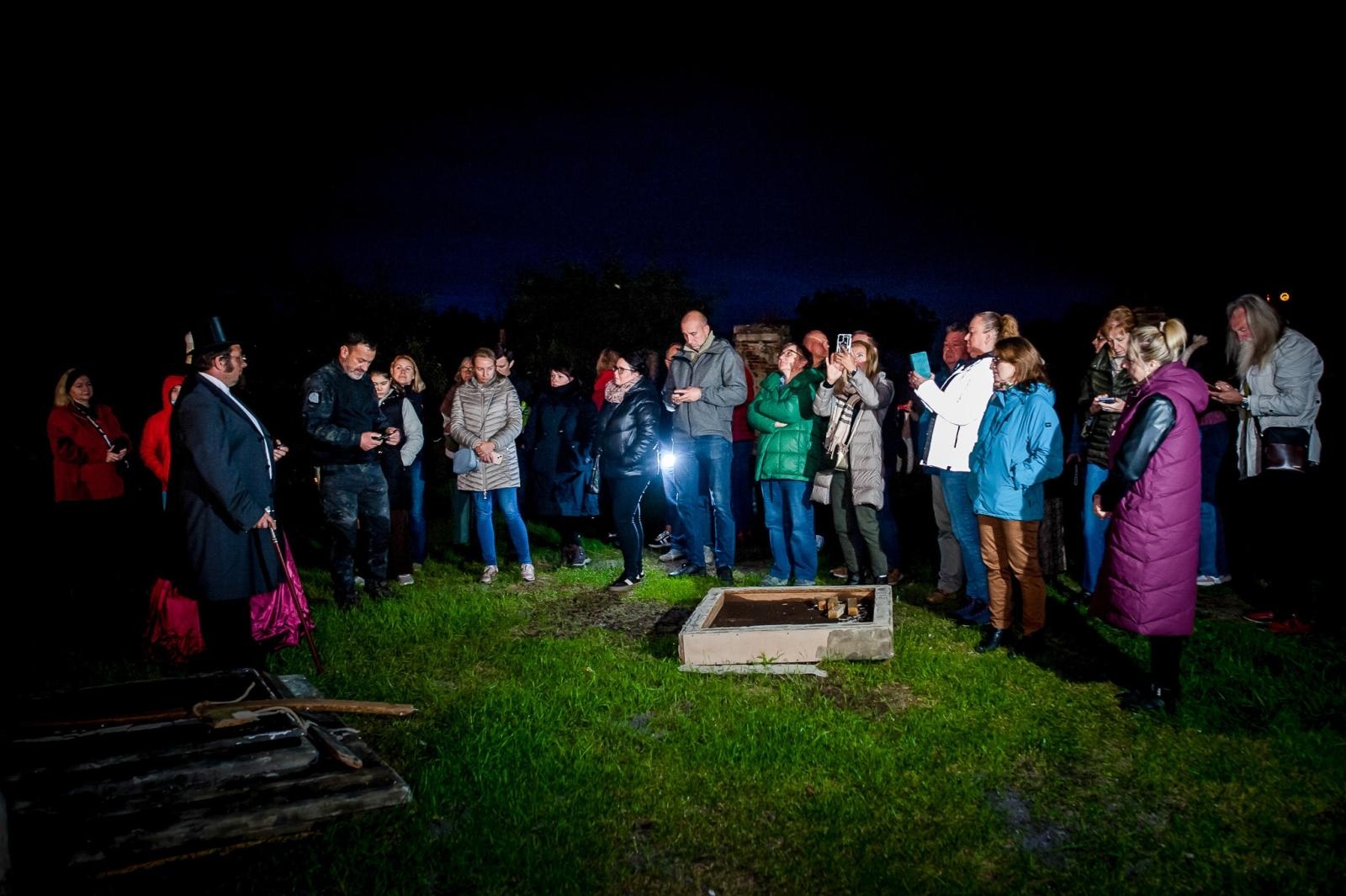 Zdjęcie w galerii na portalu naszraciborz.pl: Ruiny pałacu w Sławikowie rozświetlone – I Noc Eickstedtów za nami [FOTO i WIDEO] wiadomości z regionu