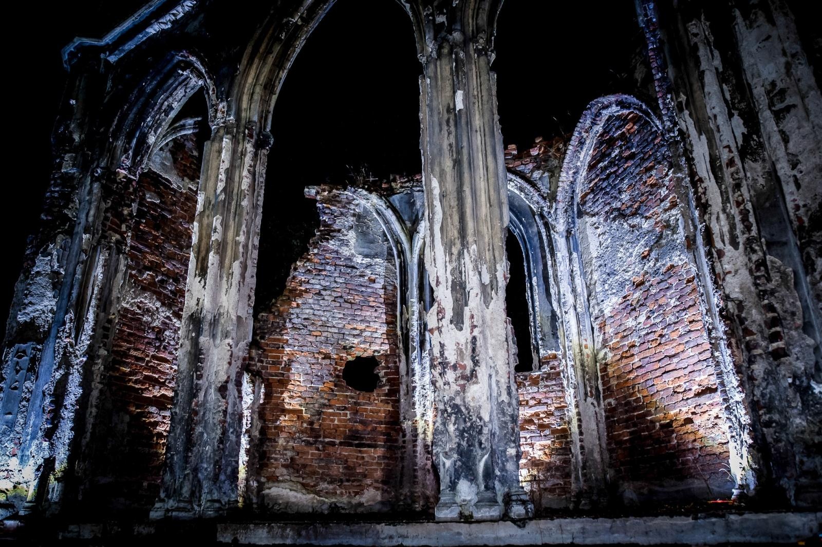 Zdjęcie w galerii na portalu naszraciborz.pl: Ruiny pałacu w Sławikowie rozświetlone – I Noc Eickstedtów za nami [FOTO i WIDEO] wiadomości z regionu