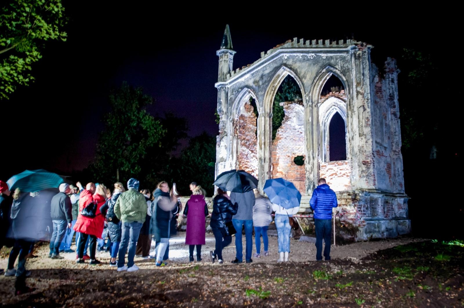 Zdjęcie w galerii na portalu naszraciborz.pl: Ruiny pałacu w Sławikowie rozświetlone – I Noc Eickstedtów za nami [FOTO i WIDEO] wiadomości z regionu