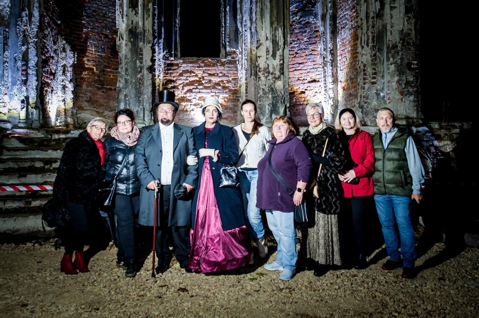 Zdjęcie w galerii na portalu naszraciborz.pl: Ruiny pałacu w Sławikowie rozświetlone – I Noc Eickstedtów za nami [FOTO i WIDEO] wiadomości z regionu