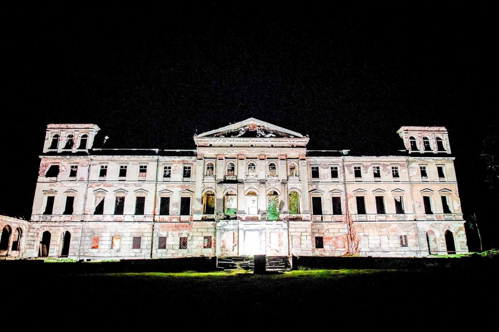 Zdjęcie w galerii na portalu naszraciborz.pl: Ruiny pałacu w Sławikowie rozświetlone – I Noc Eickstedtów za nami [FOTO i WIDEO] wiadomości z regionu