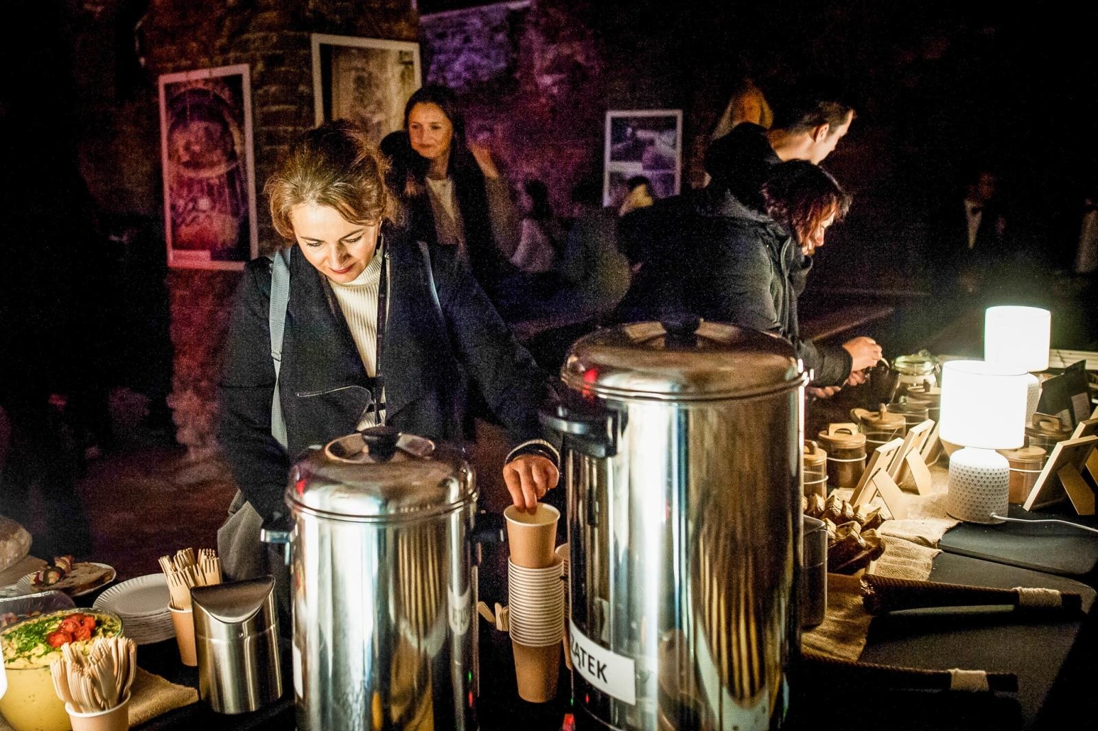 Zdjęcie w galerii na portalu naszraciborz.pl: Ruiny pałacu w Sławikowie rozświetlone – I Noc Eickstedtów za nami [FOTO i WIDEO] wiadomości z regionu