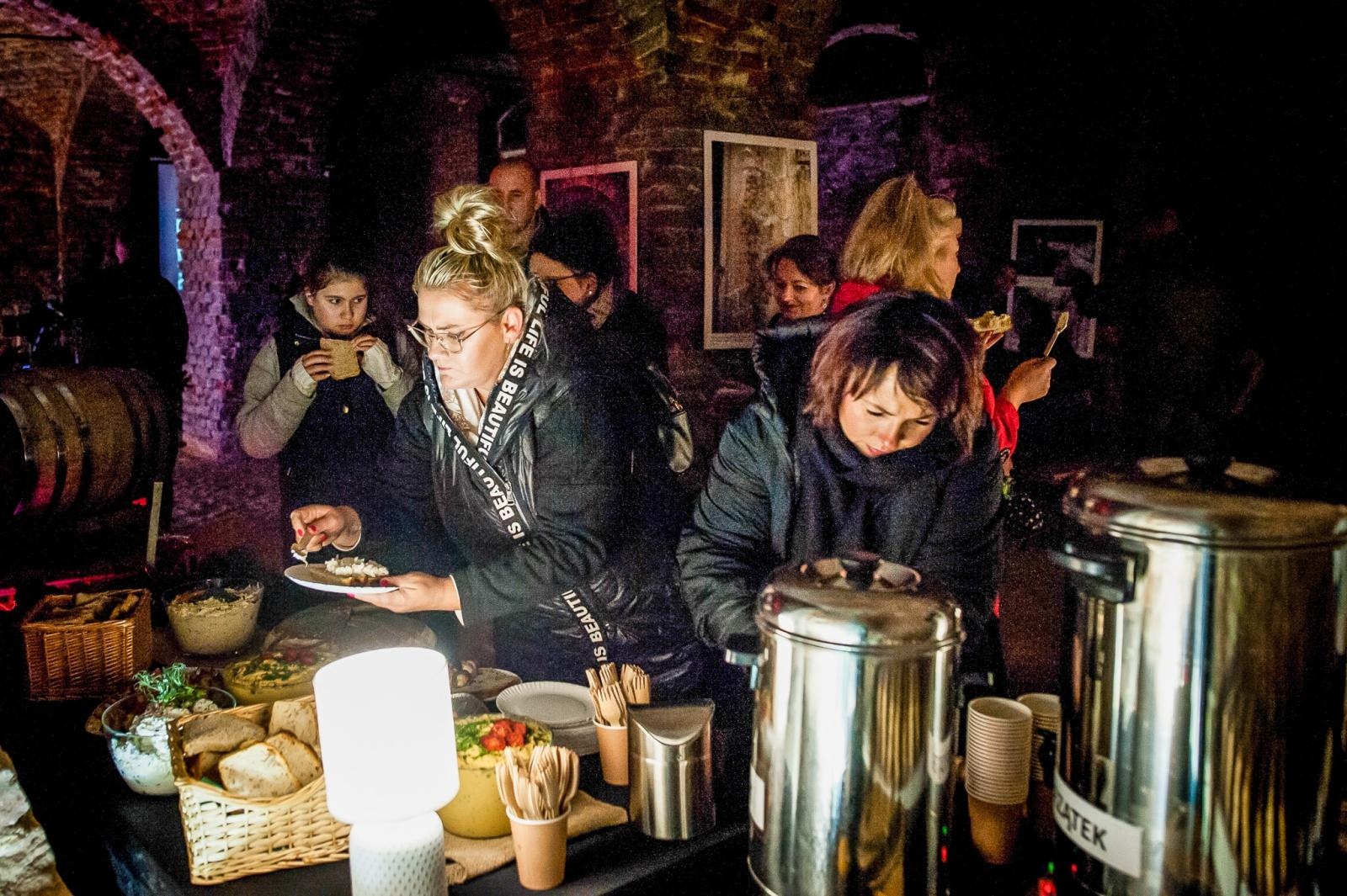 Zdjęcie w galerii na portalu naszraciborz.pl: Ruiny pałacu w Sławikowie rozświetlone – I Noc Eickstedtów za nami [FOTO i WIDEO] wiadomości z regionu