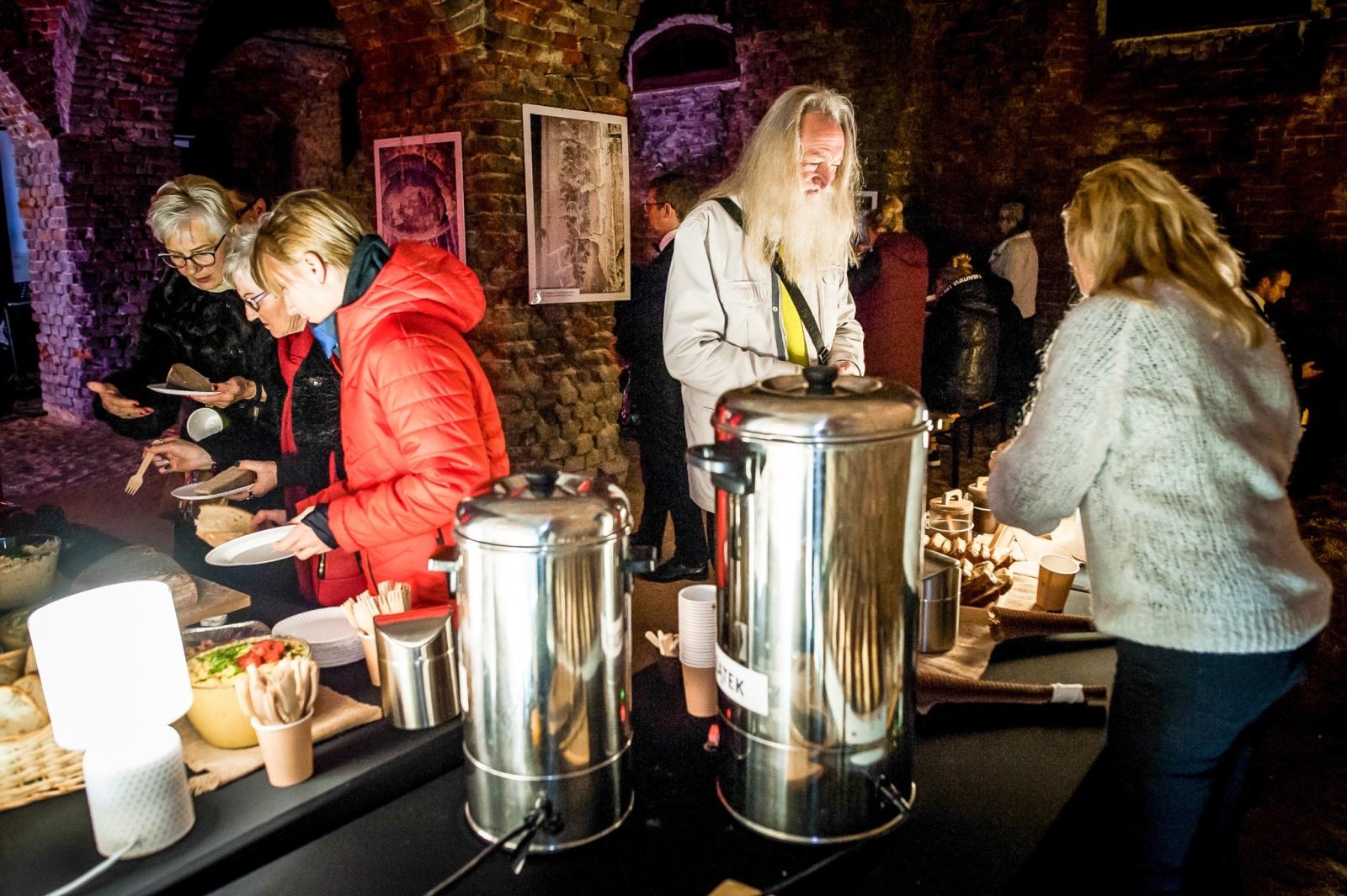 Zdjęcie w galerii na portalu naszraciborz.pl: Ruiny pałacu w Sławikowie rozświetlone – I Noc Eickstedtów za nami [FOTO i WIDEO] wiadomości z regionu