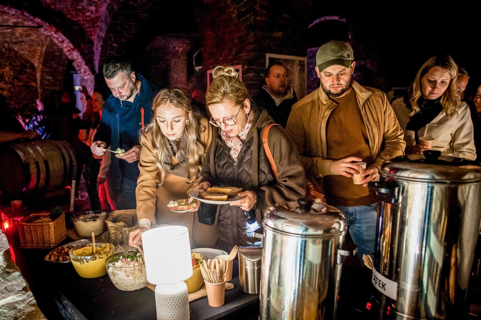 Zdjęcie w galerii na portalu naszraciborz.pl: Ruiny pałacu w Sławikowie rozświetlone – I Noc Eickstedtów za nami [FOTO i WIDEO] wiadomości z regionu