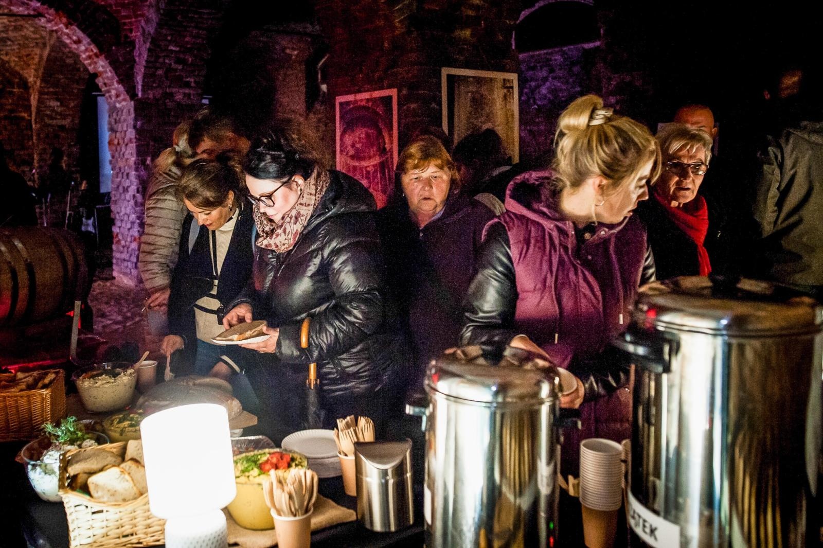 Zdjęcie w galerii na portalu naszraciborz.pl: Ruiny pałacu w Sławikowie rozświetlone – I Noc Eickstedtów za nami [FOTO i WIDEO] wiadomości z regionu