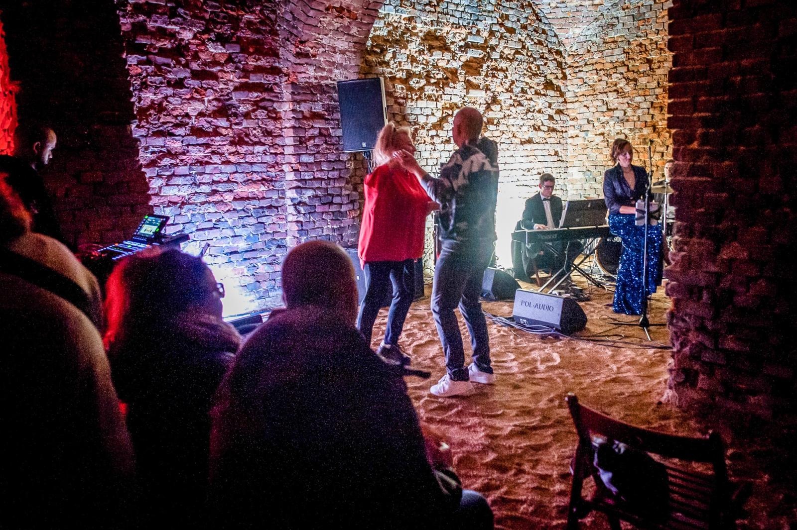 Zdjęcie w galerii na portalu naszraciborz.pl: Ruiny pałacu w Sławikowie rozświetlone – I Noc Eickstedtów za nami [FOTO i WIDEO] wiadomości z regionu