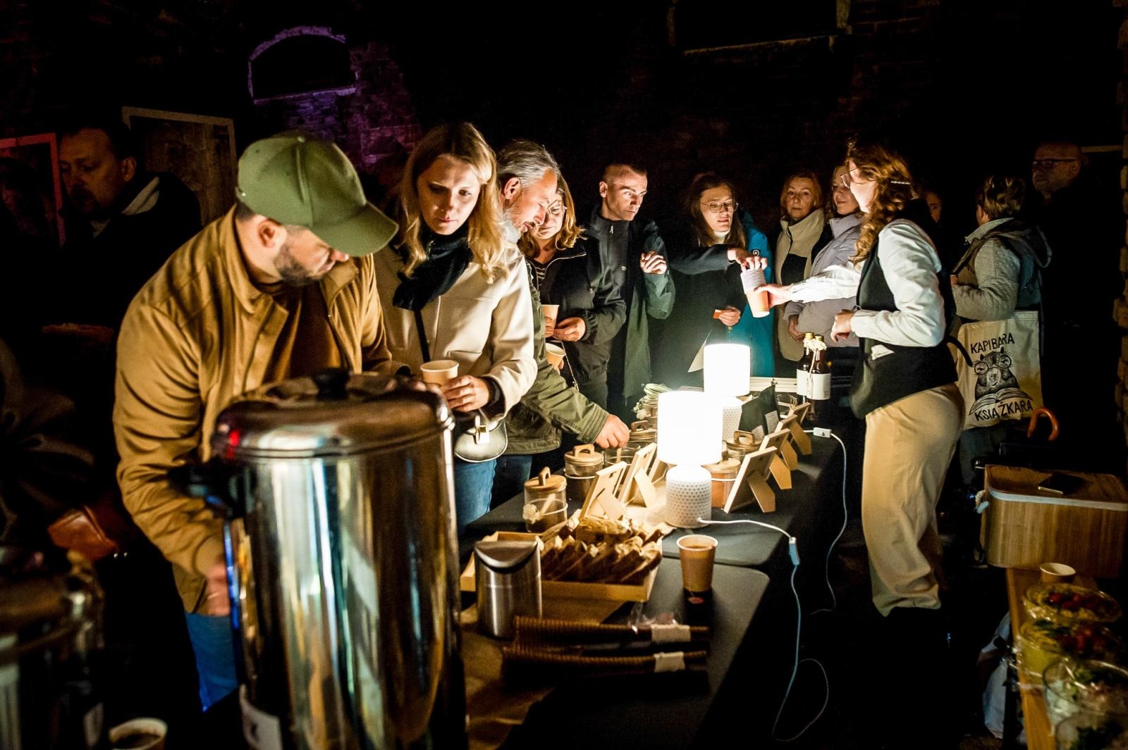 Zdjęcie w galerii na portalu naszraciborz.pl: Ruiny pałacu w Sławikowie rozświetlone – I Noc Eickstedtów za nami [FOTO i WIDEO] wiadomości z regionu