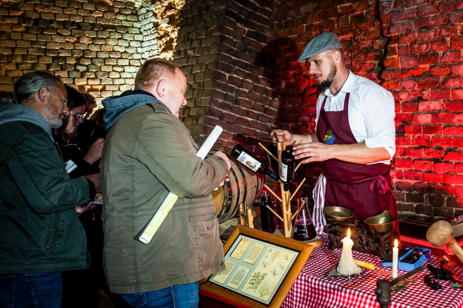 Zdjęcie w galerii na portalu naszraciborz.pl: Ruiny pałacu w Sławikowie rozświetlone – I Noc Eickstedtów za nami [FOTO i WIDEO] wiadomości z regionu