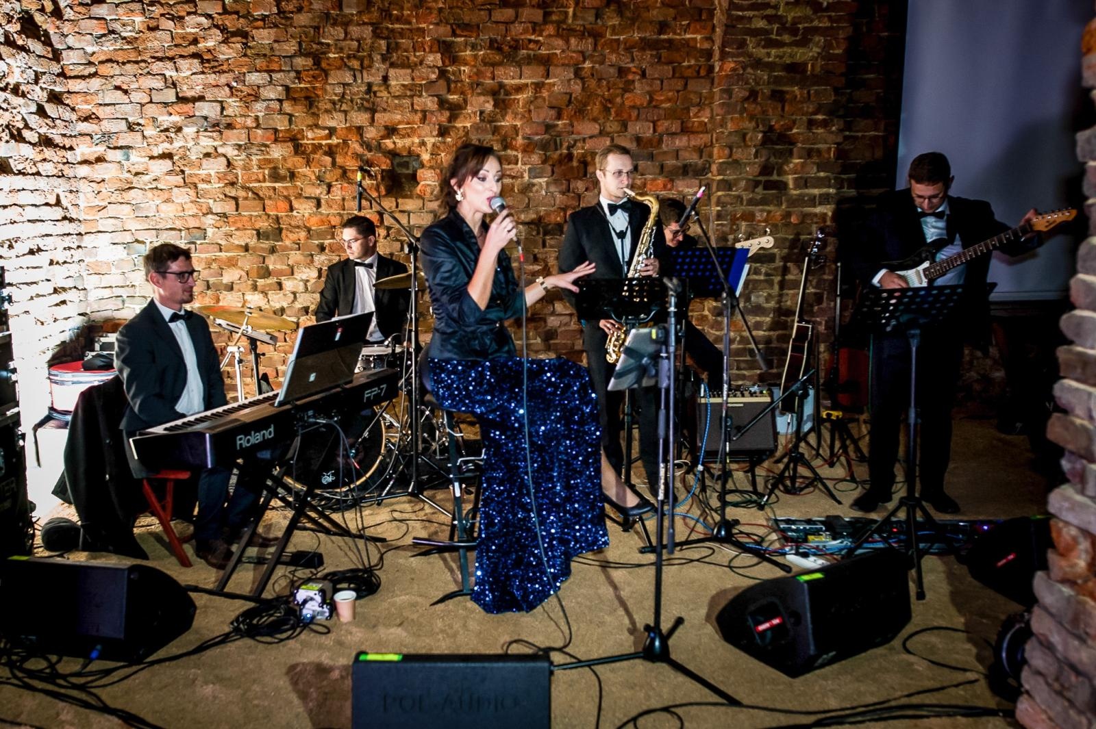 Zdjęcie w galerii na portalu naszraciborz.pl: Ruiny pałacu w Sławikowie rozświetlone – I Noc Eickstedtów za nami [FOTO i WIDEO] wiadomości z regionu