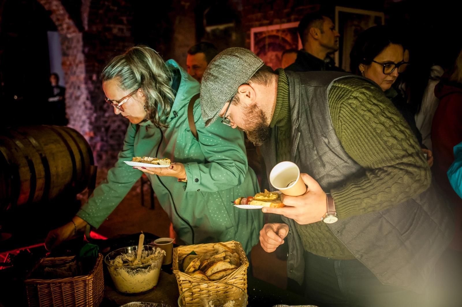 Zdjęcie w galerii na portalu naszraciborz.pl: Ruiny pałacu w Sławikowie rozświetlone – I Noc Eickstedtów za nami [FOTO i WIDEO] wiadomości z regionu