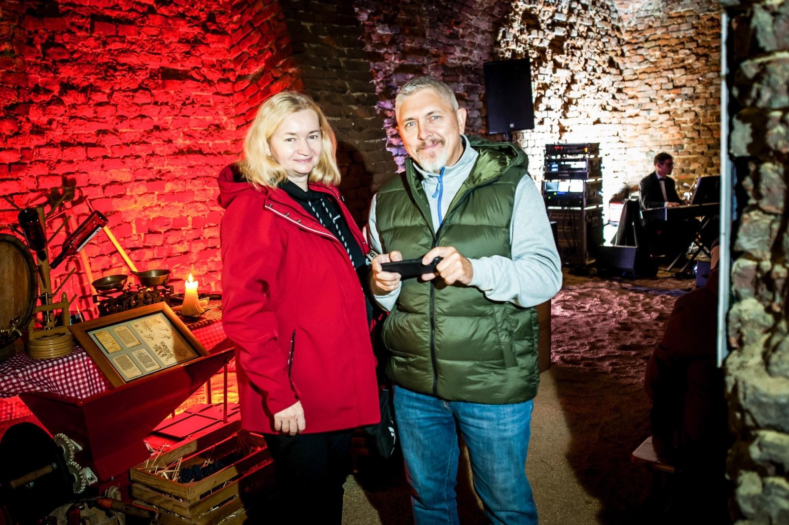 Zdjęcie w galerii na portalu naszraciborz.pl: Ruiny pałacu w Sławikowie rozświetlone – I Noc Eickstedtów za nami [FOTO i WIDEO] wiadomości z regionu