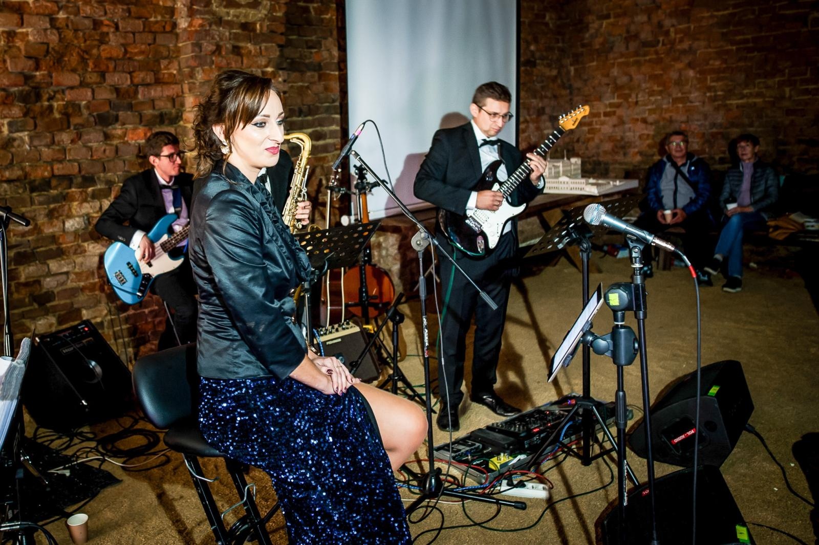 Zdjęcie w galerii na portalu naszraciborz.pl: Ruiny pałacu w Sławikowie rozświetlone – I Noc Eickstedtów za nami [FOTO i WIDEO] wiadomości z regionu