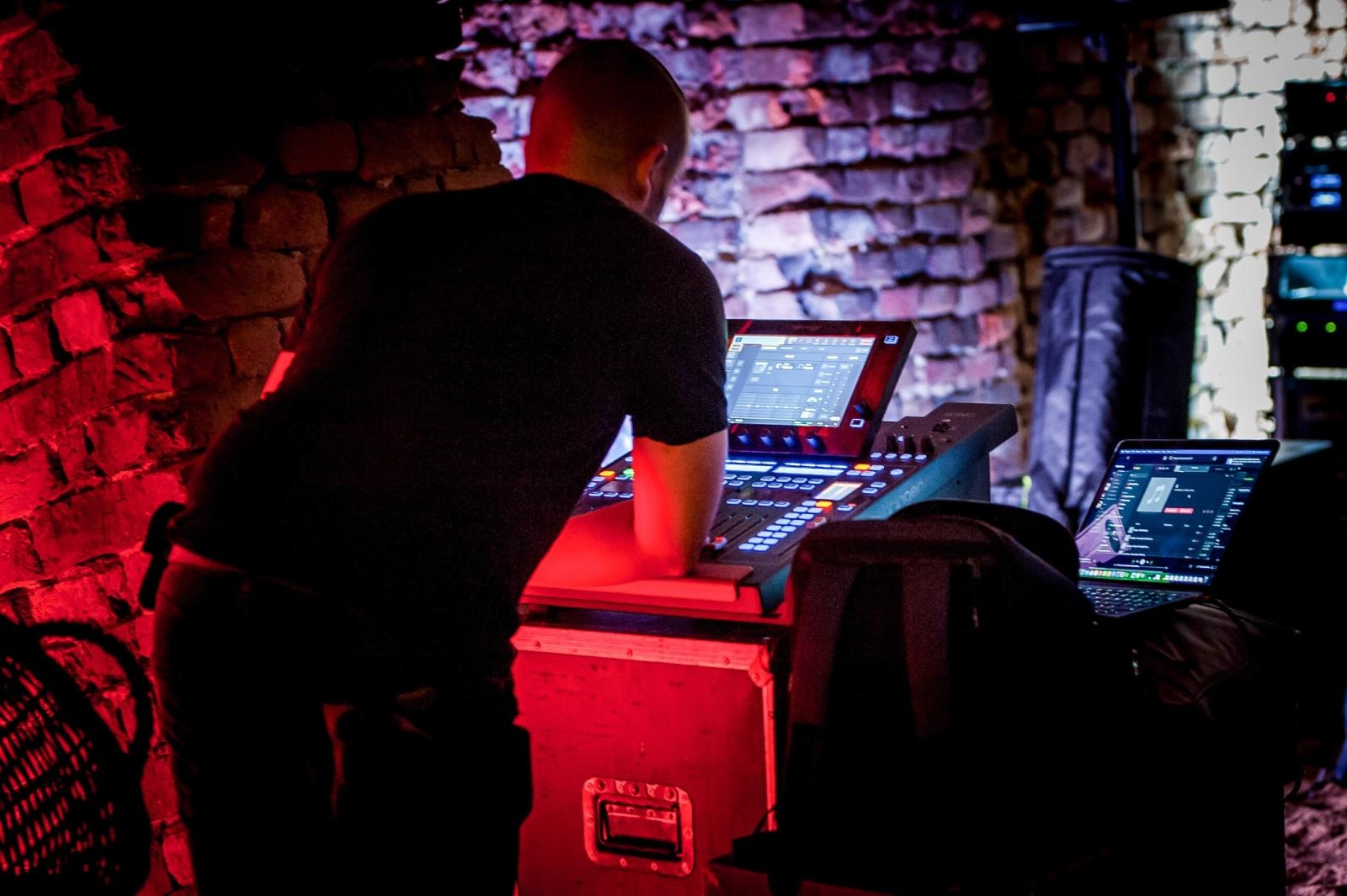 Zdjęcie w galerii na portalu naszraciborz.pl: Ruiny pałacu w Sławikowie rozświetlone – I Noc Eickstedtów za nami [FOTO i WIDEO] wiadomości z regionu