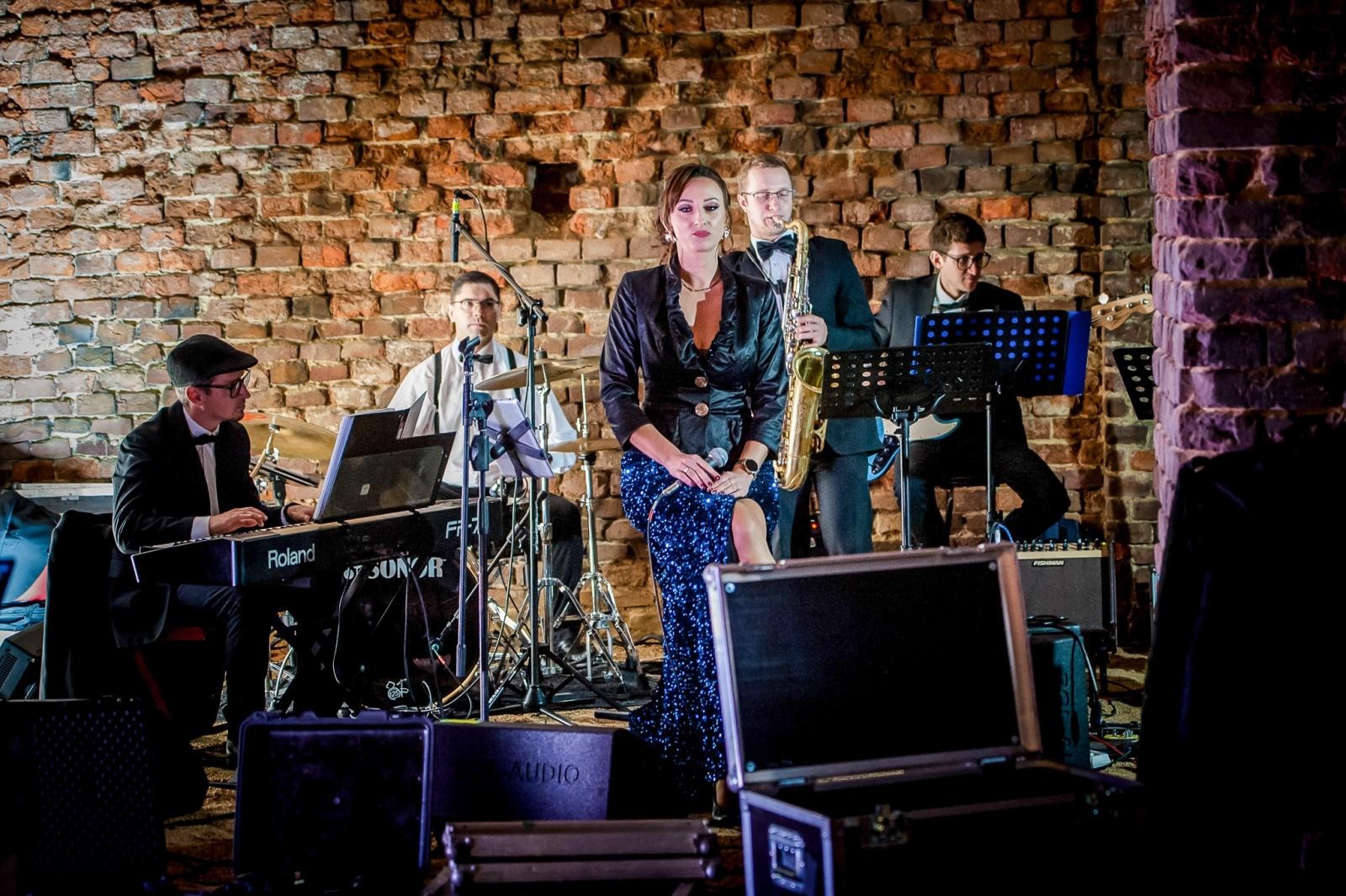 Zdjęcie w galerii na portalu naszraciborz.pl: Ruiny pałacu w Sławikowie rozświetlone – I Noc Eickstedtów za nami [FOTO i WIDEO] wiadomości z regionu