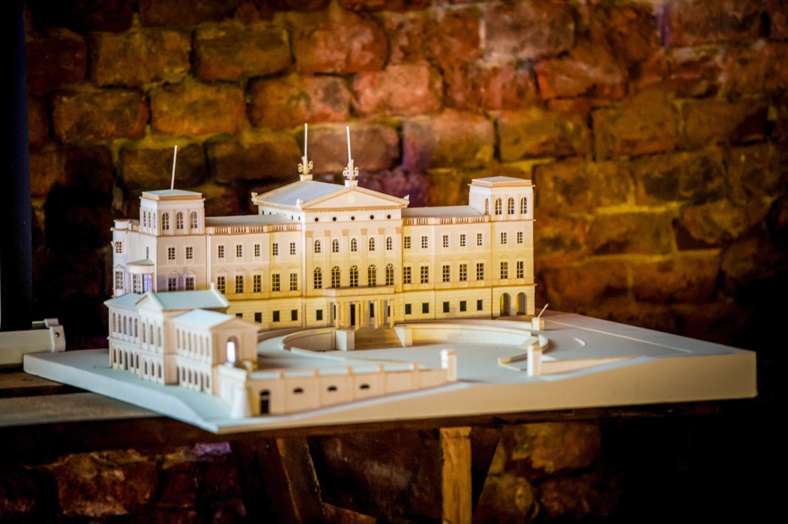 Zdjęcie w galerii na portalu naszraciborz.pl: Ruiny pałacu w Sławikowie rozświetlone – I Noc Eickstedtów za nami [FOTO i WIDEO] wiadomości z regionu