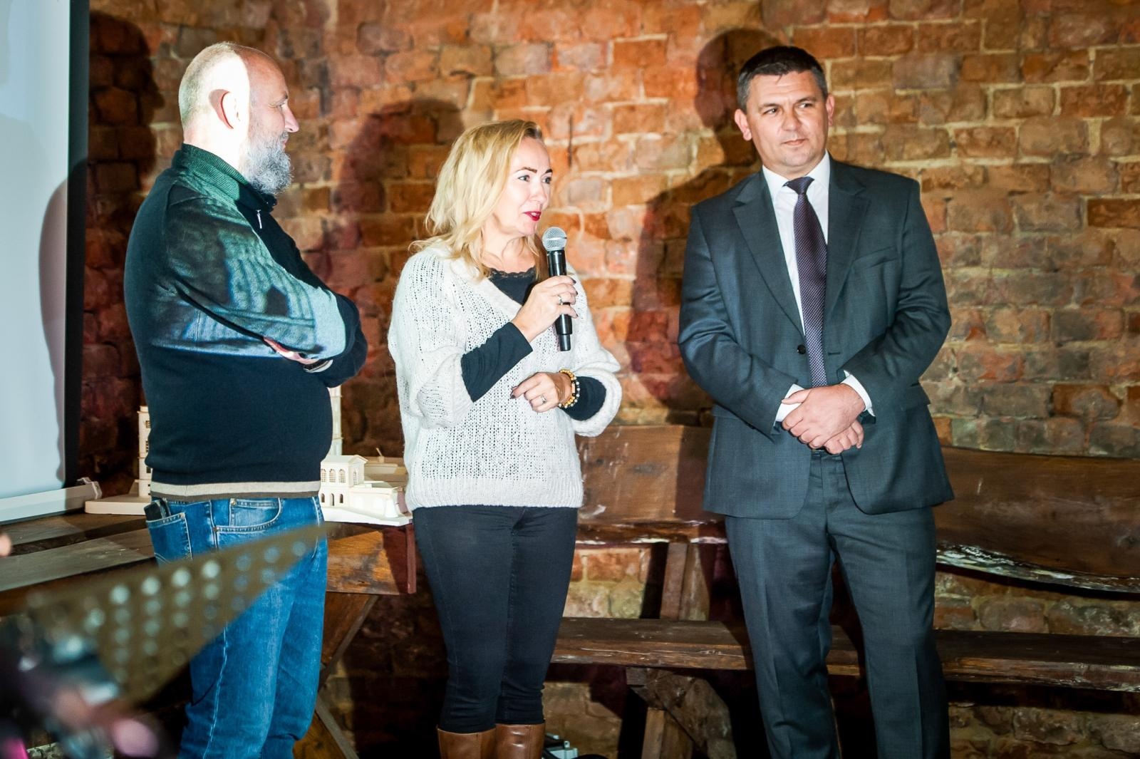 Zdjęcie w galerii na portalu naszraciborz.pl: Ruiny pałacu w Sławikowie rozświetlone – I Noc Eickstedtów za nami [FOTO i WIDEO] wiadomości z regionu