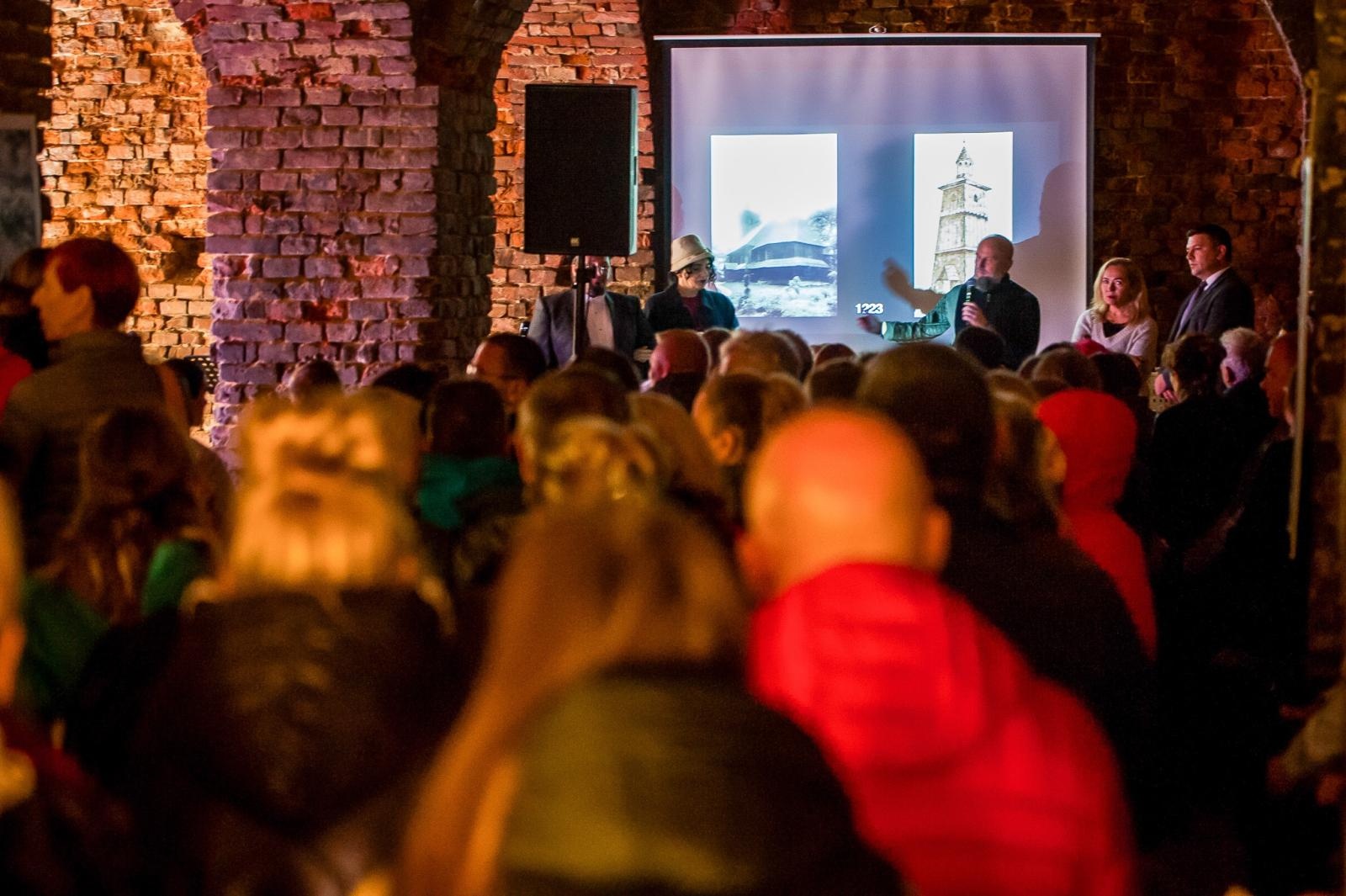 Zdjęcie w galerii na portalu naszraciborz.pl: Ruiny pałacu w Sławikowie rozświetlone – I Noc Eickstedtów za nami [FOTO i WIDEO] wiadomości z regionu