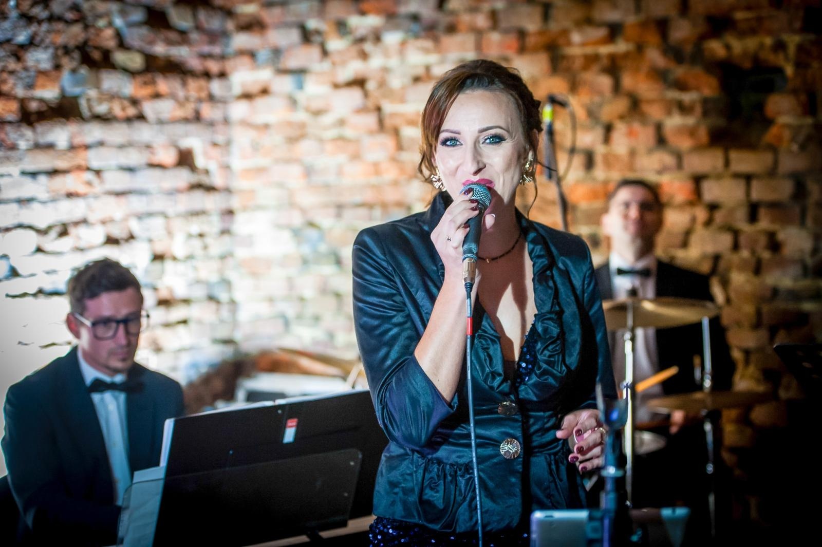 Zdjęcie w galerii na portalu naszraciborz.pl: Ruiny pałacu w Sławikowie rozświetlone – I Noc Eickstedtów za nami [FOTO i WIDEO] wiadomości z regionu