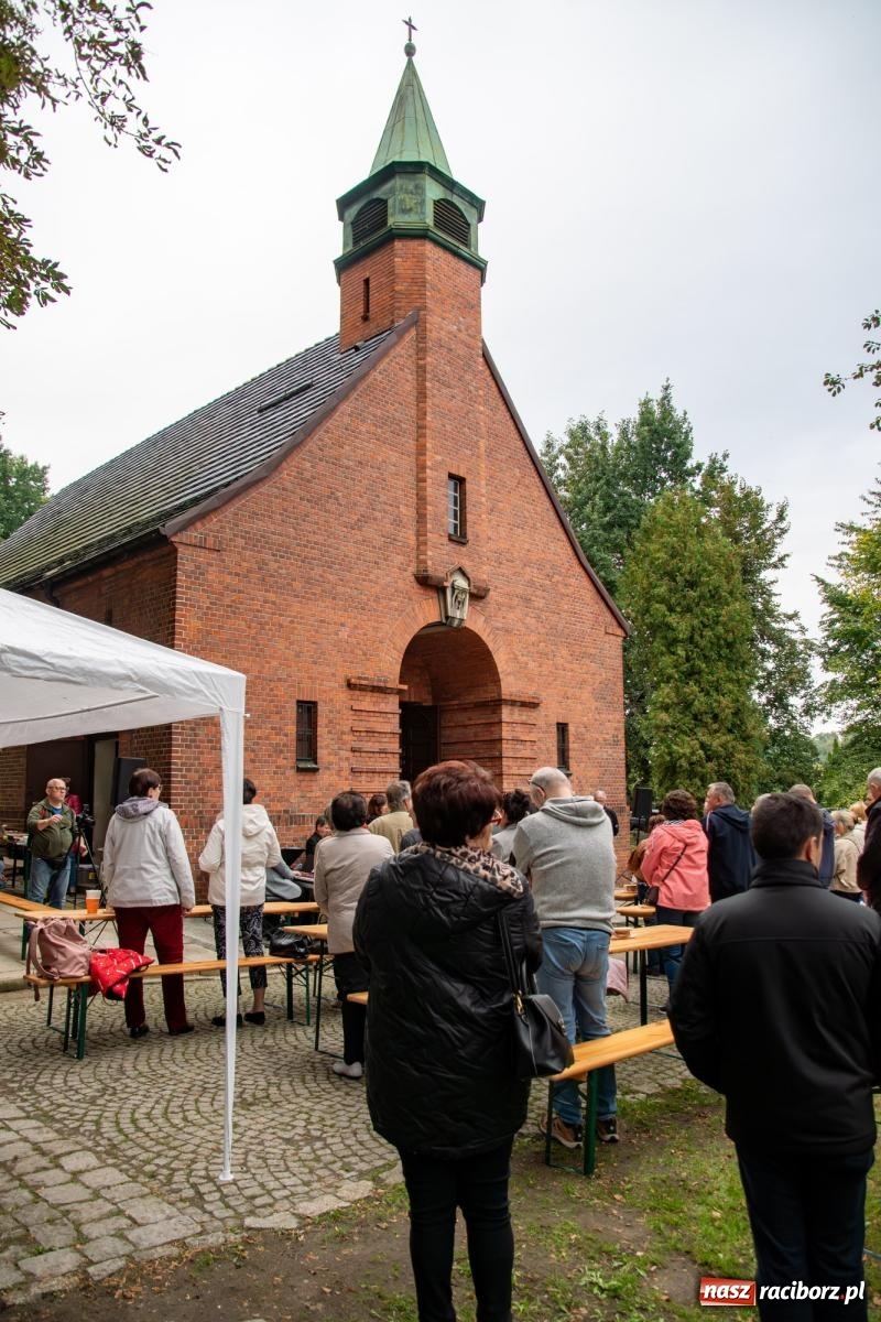 Zdjęcie w galerii na portalu naszraciborz.pl: Ile w nas pamięci, tyle w nas przyszłości. Ewangelicki cmentarz odkryty na nowo [FOTO i WIDEO] wiadomości z regionu