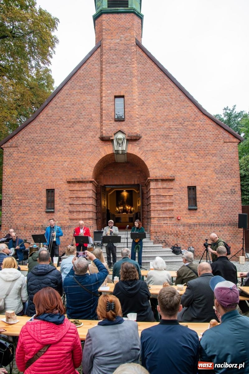 Zdjęcie w galerii na portalu naszraciborz.pl: Ile w nas pamięci, tyle w nas przyszłości. Ewangelicki cmentarz odkryty na nowo [FOTO i WIDEO] wiadomości z regionu