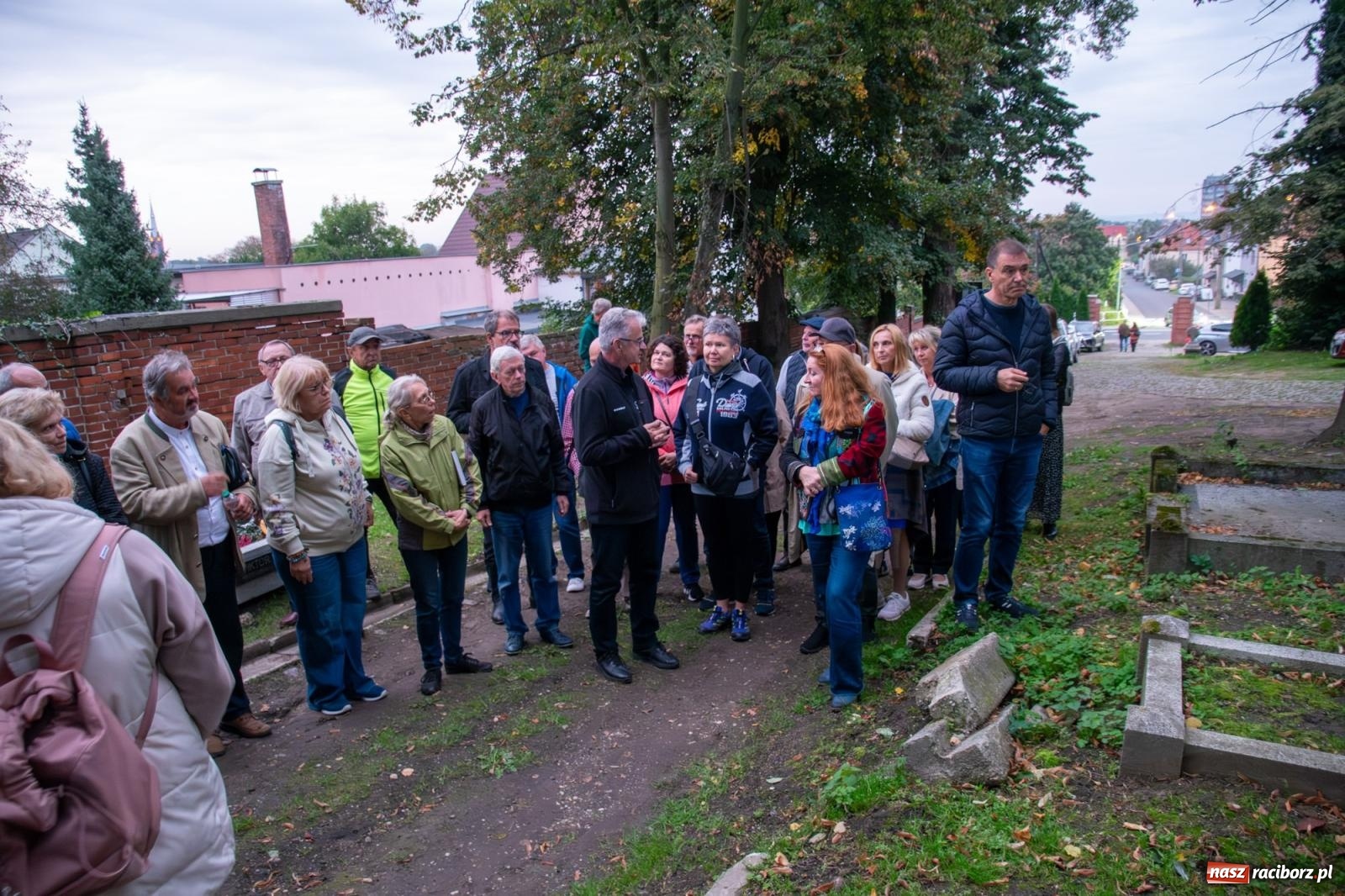 Zdjęcie w galerii na portalu naszraciborz.pl: Ile w nas pamięci, tyle w nas przyszłości. Ewangelicki cmentarz odkryty na nowo [FOTO i WIDEO] wiadomości z regionu