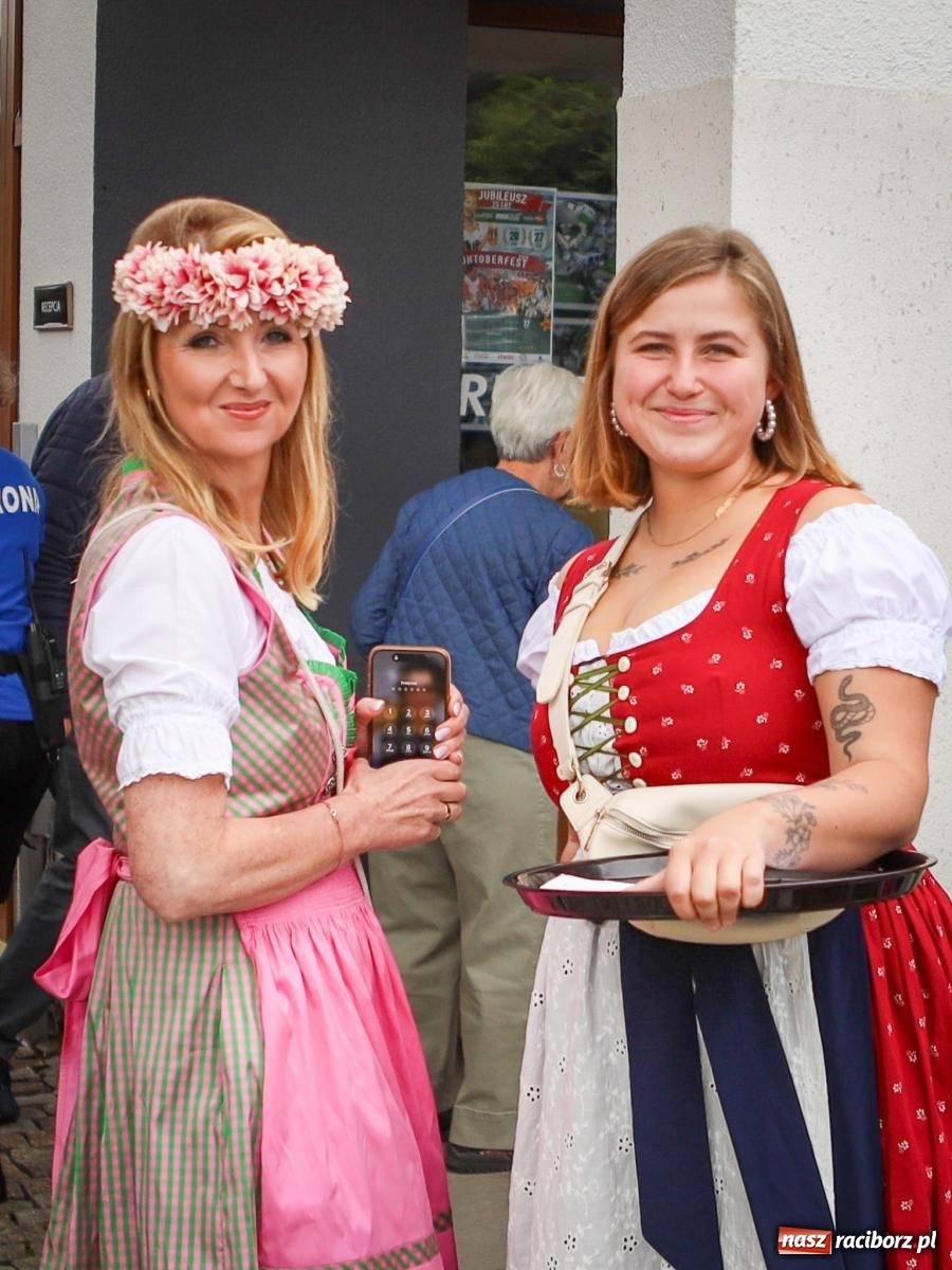 Zdjęcie w galerii na portalu naszraciborz.pl: Szymocice świętowały 25 lat Oktoberfestu. Na scenie Toby i Francesco Napoli [FOTO] wiadomości z regionu
