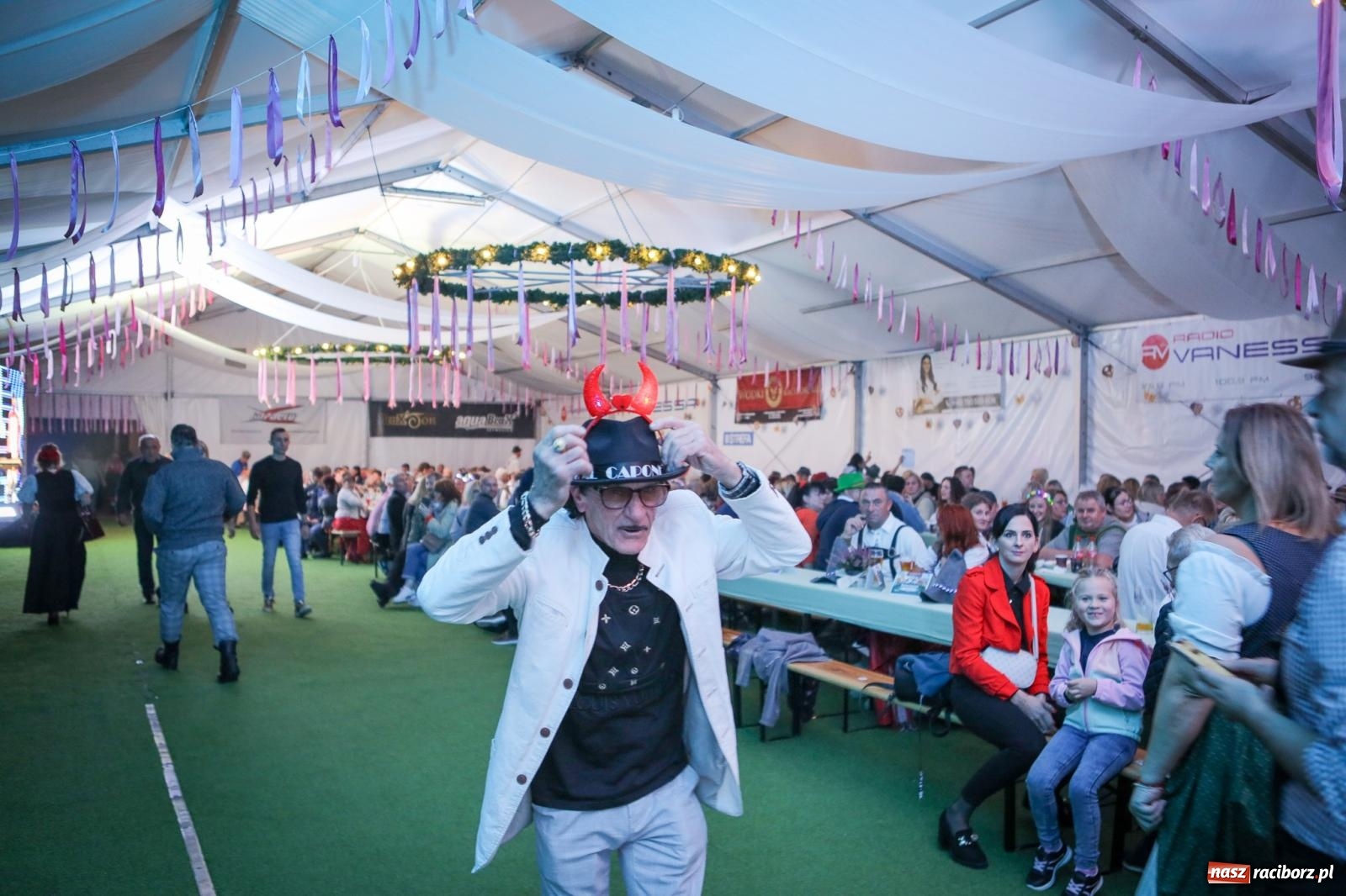 Zdjęcie w galerii na portalu naszraciborz.pl: Szymocice świętowały 25 lat Oktoberfestu. Na scenie Toby i Francesco Napoli [FOTO] wiadomości z regionu