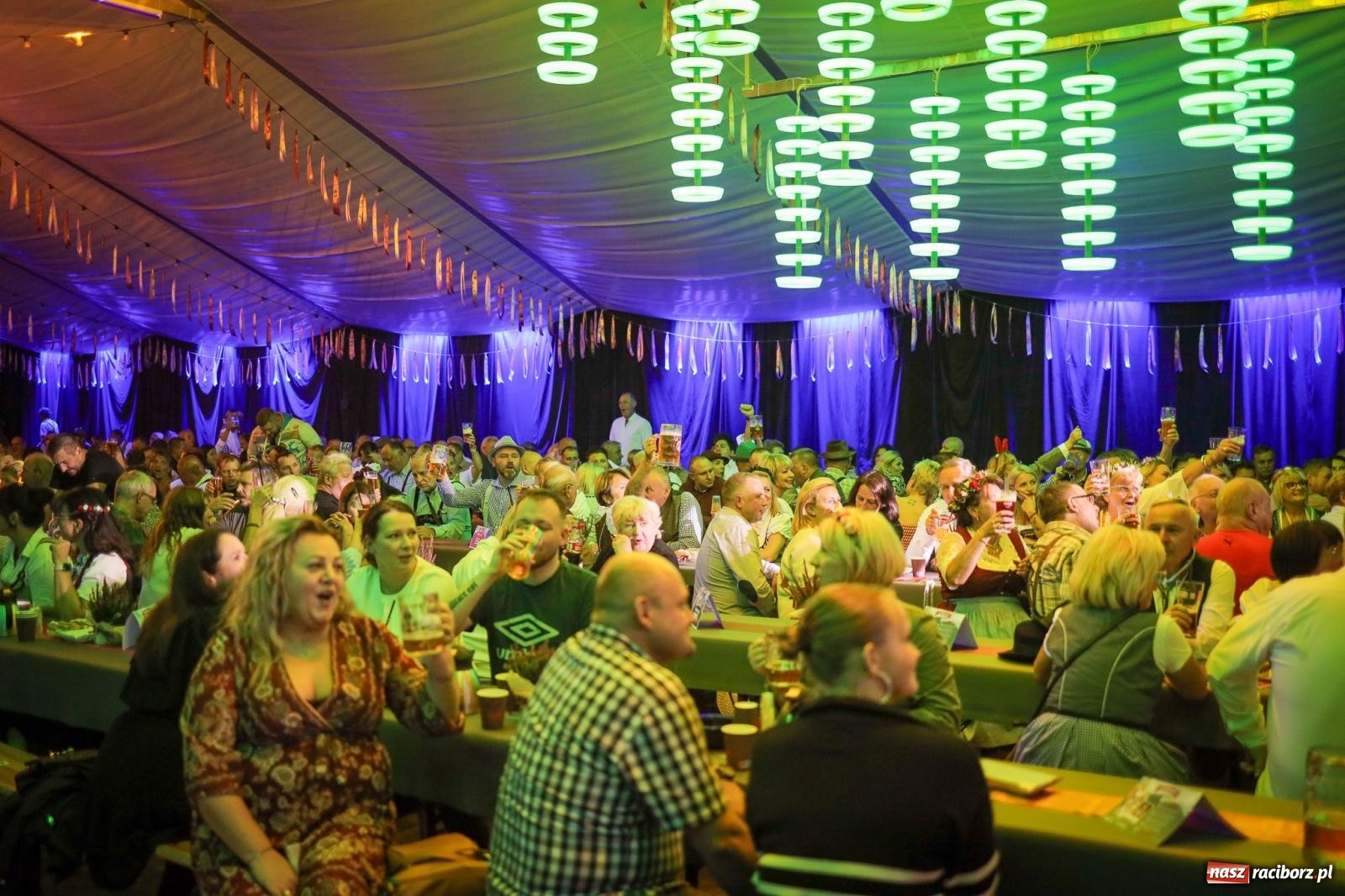 Zdjęcie w galerii na portalu naszraciborz.pl: Szymocice świętowały 25 lat Oktoberfestu. Na scenie Toby i Francesco Napoli [FOTO] wiadomości z regionu