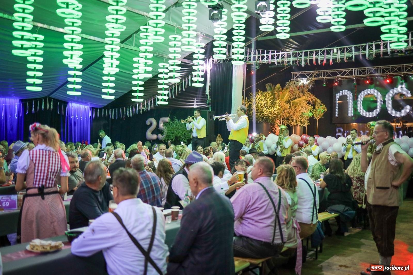 Zdjęcie w galerii na portalu naszraciborz.pl: Szymocice świętowały 25 lat Oktoberfestu. Na scenie Toby i Francesco Napoli [FOTO] wiadomości z regionu