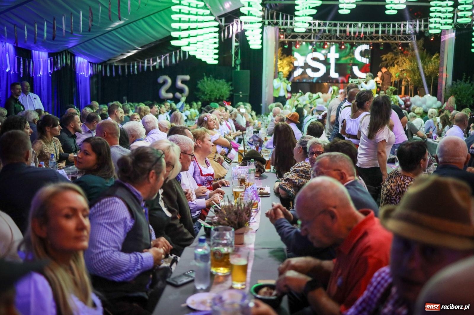 Zdjęcie w galerii na portalu naszraciborz.pl: Szymocice świętowały 25 lat Oktoberfestu. Na scenie Toby i Francesco Napoli [FOTO] wiadomości z regionu
