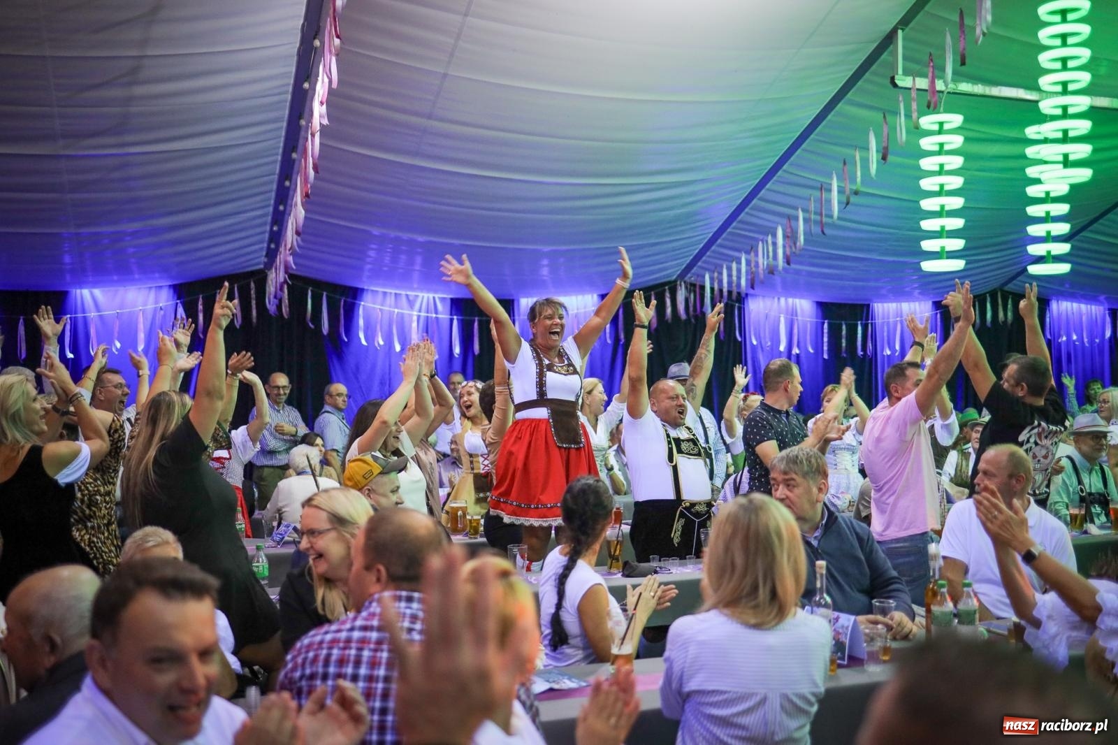 Zdjęcie w galerii na portalu naszraciborz.pl: Szymocice świętowały 25 lat Oktoberfestu. Na scenie Toby i Francesco Napoli [FOTO] wiadomości z regionu