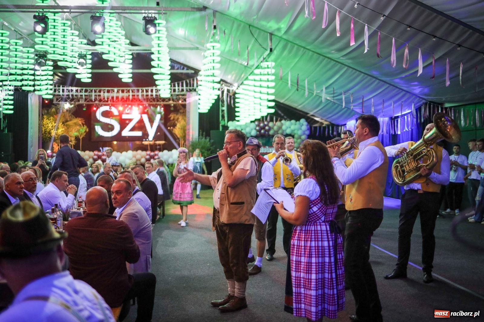 Zdjęcie w galerii na portalu naszraciborz.pl: Szymocice świętowały 25 lat Oktoberfestu. Na scenie Toby i Francesco Napoli [FOTO] wiadomości z regionu