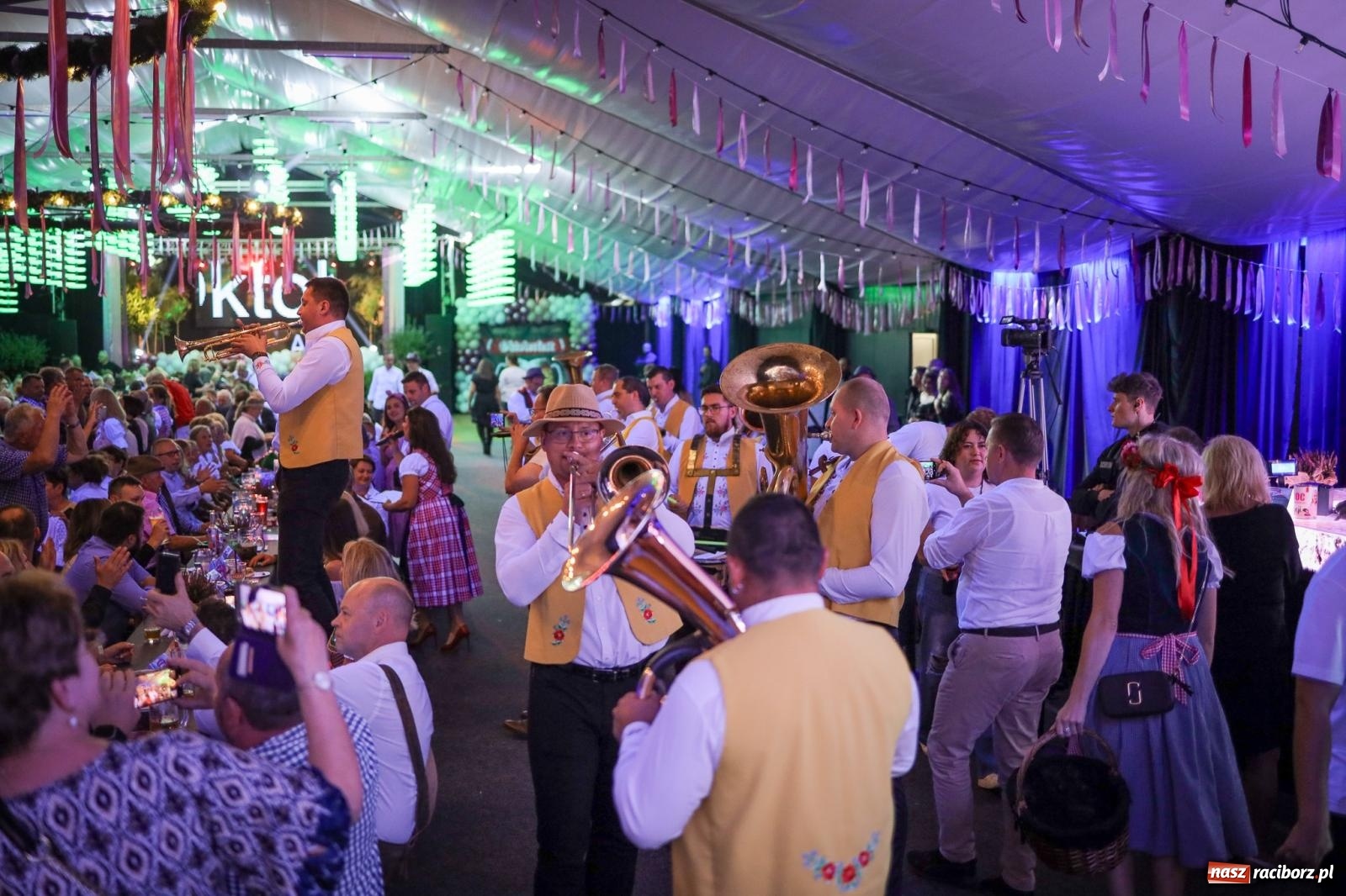 Zdjęcie w galerii na portalu naszraciborz.pl: Szymocice świętowały 25 lat Oktoberfestu. Na scenie Toby i Francesco Napoli [FOTO] wiadomości z regionu