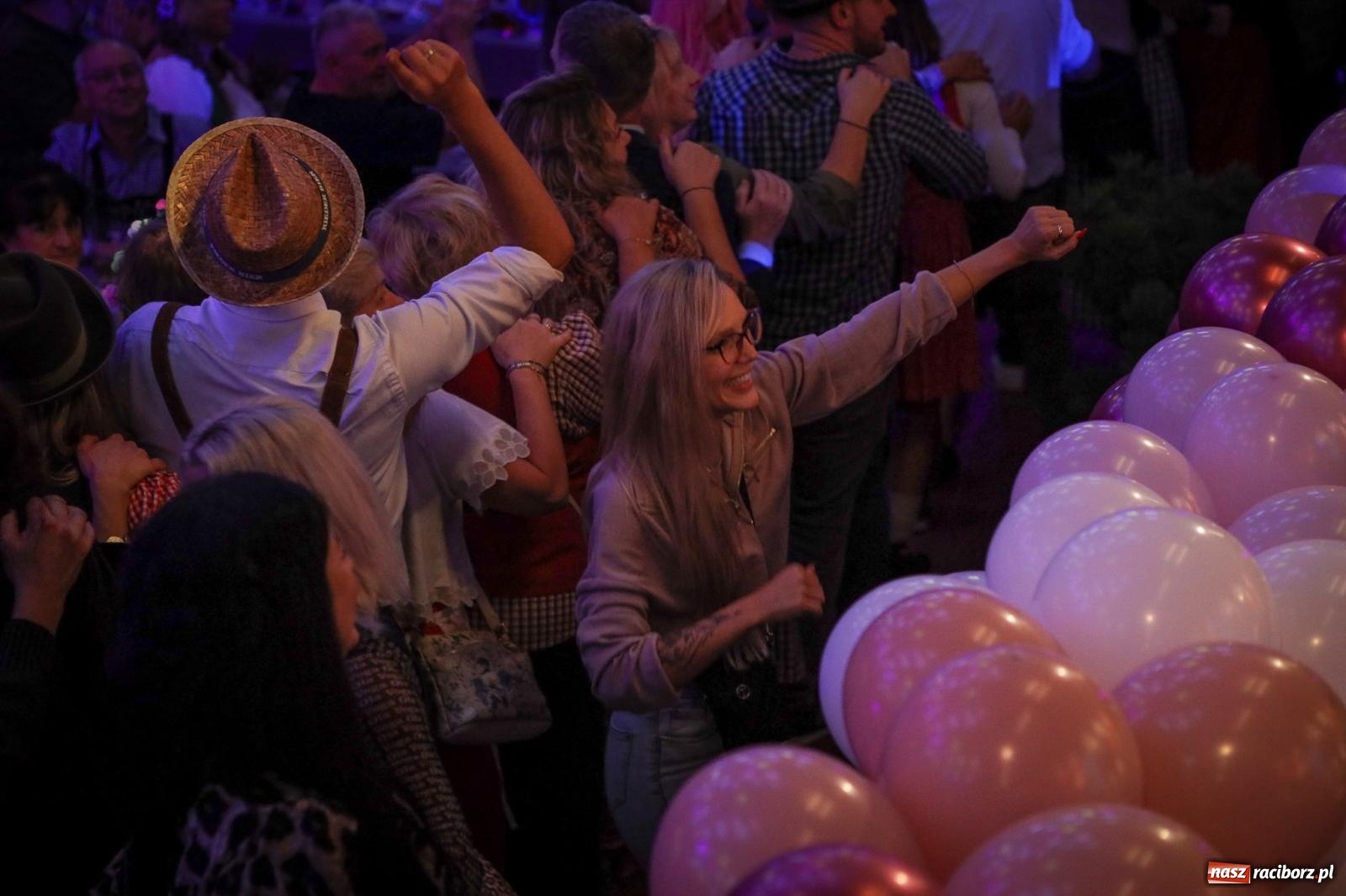 Zdjęcie w galerii na portalu naszraciborz.pl: Szymocice świętowały 25 lat Oktoberfestu. Na scenie Toby i Francesco Napoli [FOTO] wiadomości z regionu