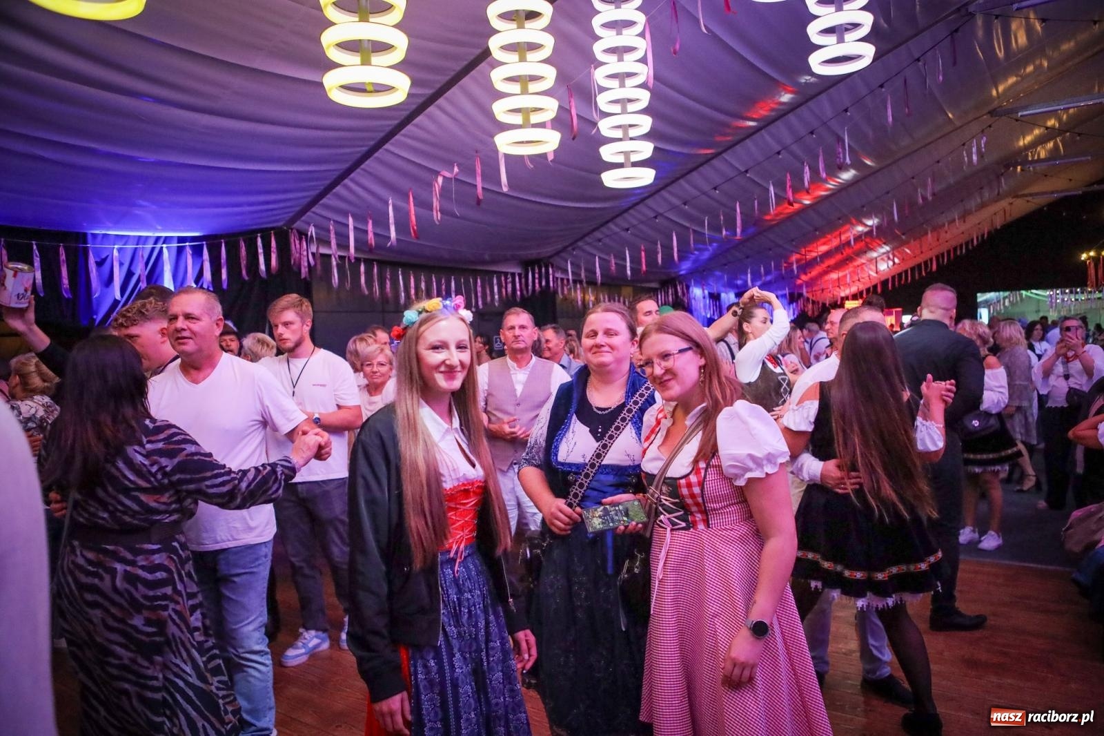 Zdjęcie w galerii na portalu naszraciborz.pl: Szymocice świętowały 25 lat Oktoberfestu. Na scenie Toby i Francesco Napoli [FOTO] wiadomości z regionu